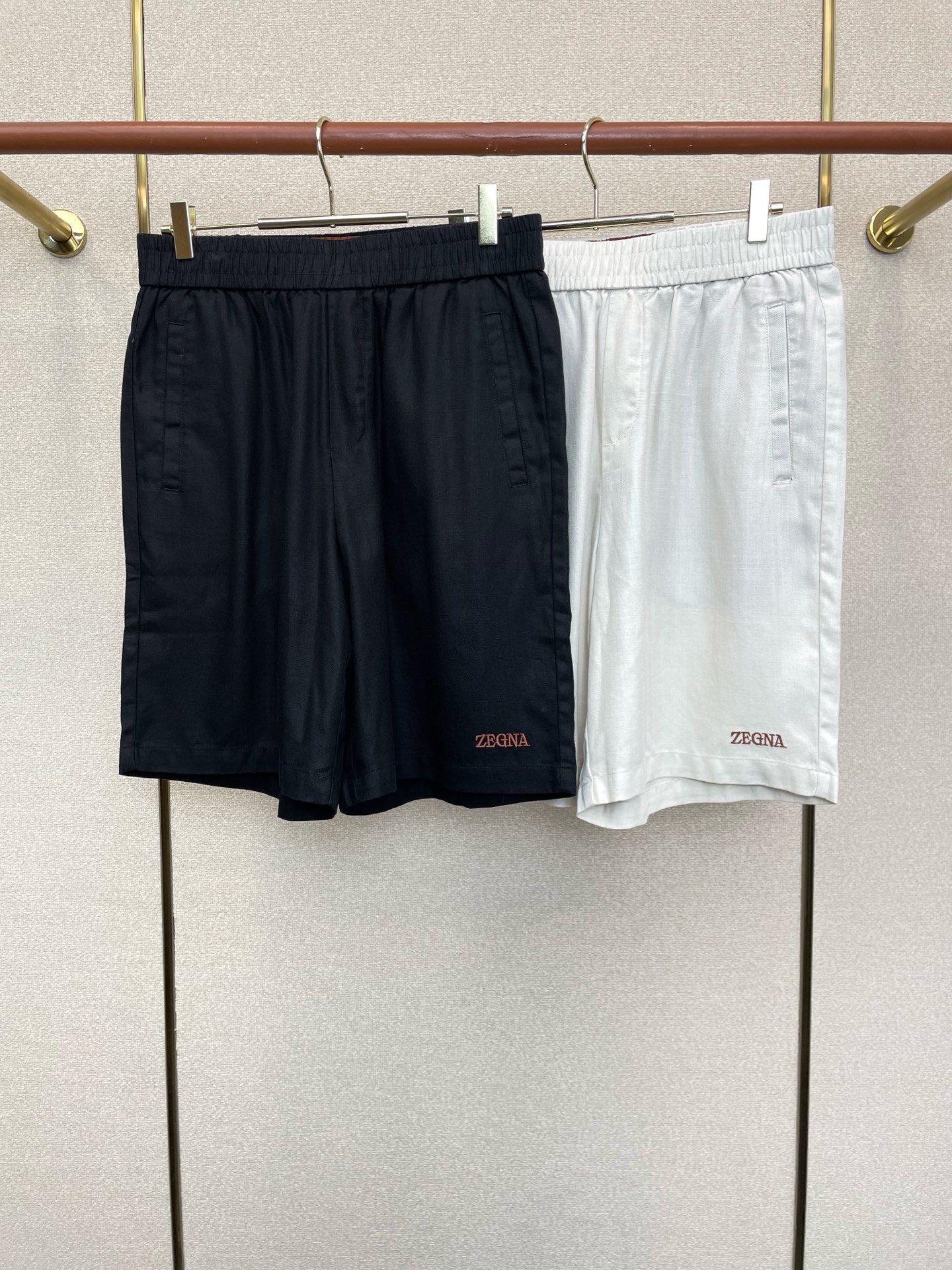 NO:913883,.ZEGNA Zegna's new high-end version of casual shorts is a must-have product!  Custom-made fabrics at the counter are highly breathable and comfortable, with impeccable details and brand element design concepts, reflecting high quality. It feels delicate and soft!  It presents a casual cut and the upper body shape is awesome!  Size: M-3XL,,zegna,shorts,19860909.ZEGNA杰尼亚砸锅卖铁都要上的新款新款 休闲短裤高端版本！专柜定制面料 透气舒适度高,细节无可挑剔,品牌元素设计理念,体现高品质.手感细腻柔软！呈现休闲裁剪,上身版型超赞！码数:M-3XL,,zegna,shorts,,Men's clothing