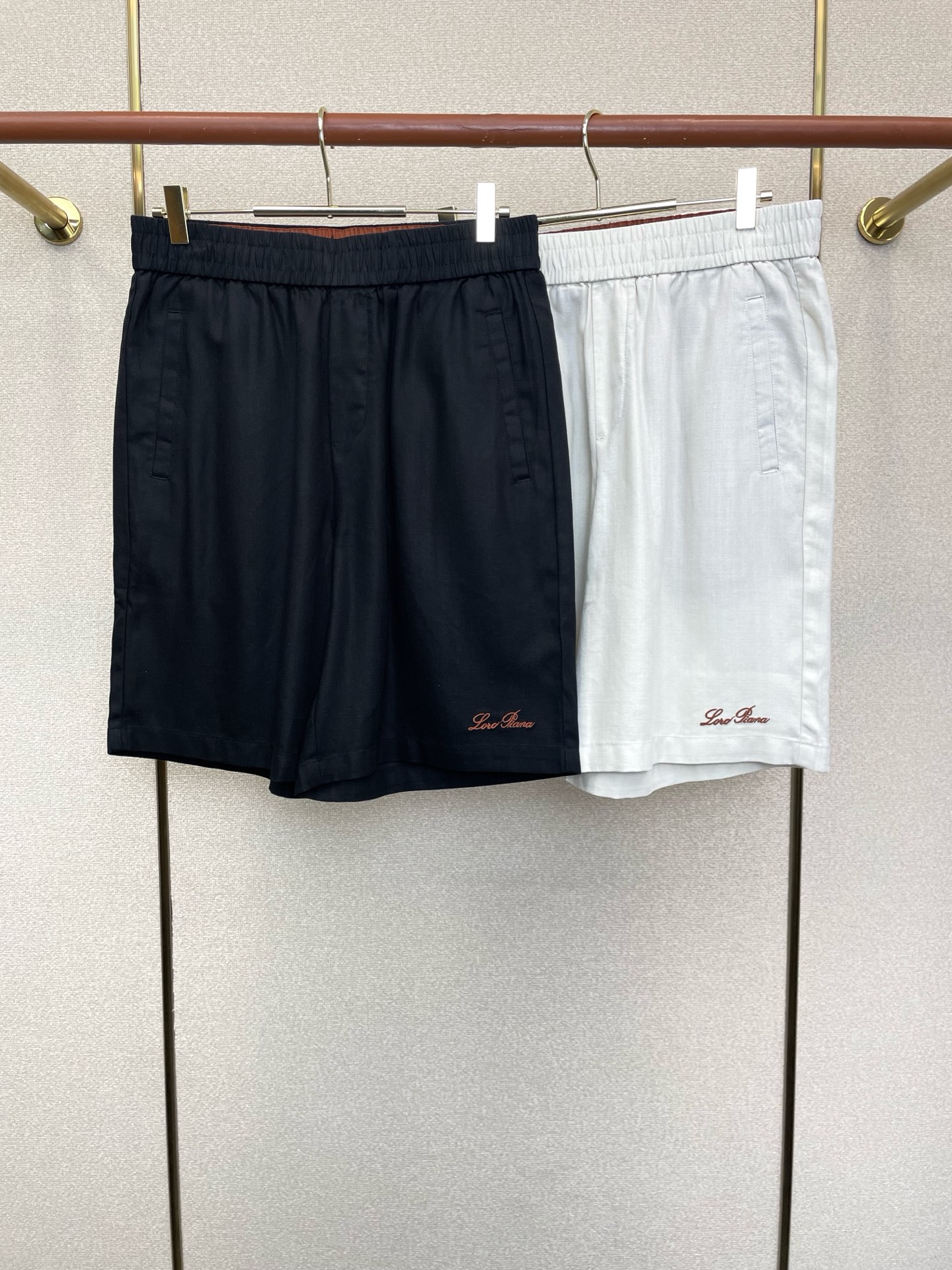 NO:913860,.LP-Loro Piana is a new high-end version of casual shorts that everyone will buy!  Custom-made fabrics at the counter are highly breathable and comfortable, with impeccable details and brand element design concepts, reflecting high quality. It feels delicate and soft!  It presents a casual cut and the upper body shape is awesome!  Size: M-3XL,,loro piana,loro piana,shorts,19860909.LP-Loro Piana诺悠翩雅砸锅卖铁都要上的新款新款 休闲短裤高端版本！专柜定制面料 透气舒适度高,细节无可挑剔,品牌元素设计理念,体现高品质.手感细腻柔软！呈现休闲裁剪,上身版型超赞！码数:M-3XL,,loro piana,loro piana,shorts,,Men's clothing
