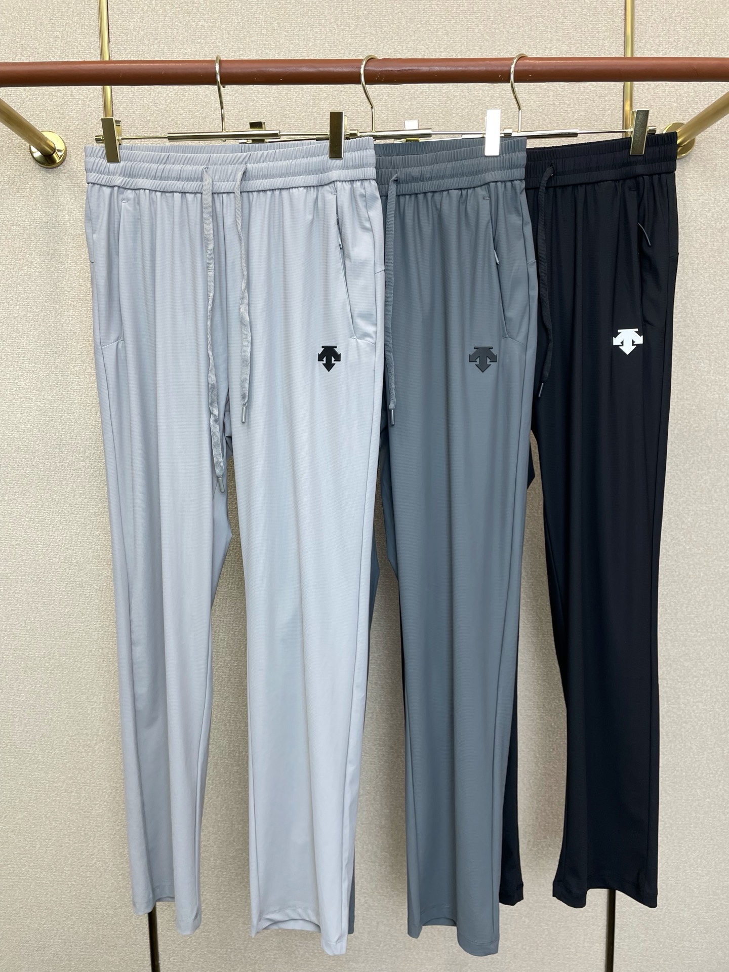 NO:906925,.DESCENTE Desante’s new style of casual pants is a high-end version!  Custom-made fabrics at the counter are highly breathable and comfortable, with impeccable details and brand element design concepts, reflecting high quality. It feels delicate and soft!  It presents a casual cut and the upper body shape is awesome!  Code number L-5XL,,19860909.DESCENTE迪桑特砸锅卖铁都要上的新款新款休闲裤 高端版本！专柜定制面料 透气舒适度高,细节无可挑剔,品牌元素设计理念,体现高品质.手感细腻柔软！呈现休闲裁剪,上身版型超赞！码数L-5XL,,,Men's clothing