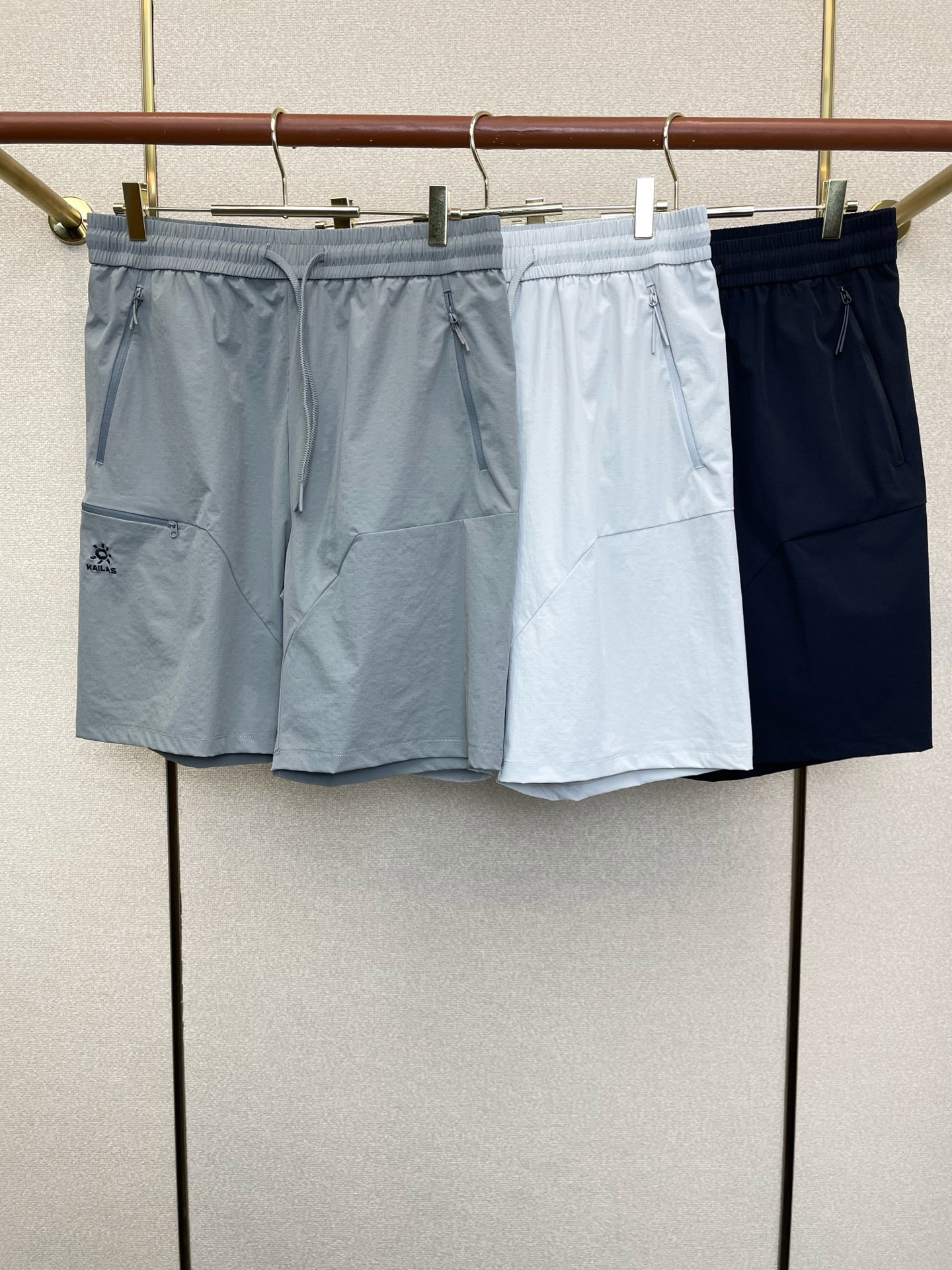 NO:906931,.KAILAS is a high-end version of the new casual shorts that everyone will buy!  Custom-made fabrics at the counter are highly breathable and comfortable, with impeccable details and brand element design concepts, reflecting high quality. It feels delicate and soft!  It presents a casual cut and the upper body shape is awesome!  Size L-5XL,,shorts,19860909.KAILAS凯乐石砸锅卖铁都要上的新款新款休闲短裤高端版本！专柜定制面料 透气舒适度高,细节无可挑剔,品牌元素设计理念,体现高品质.手感细腻柔软！呈现休闲裁剪,上身版型超赞！码数L-5XL,,shorts,,Men's clothing