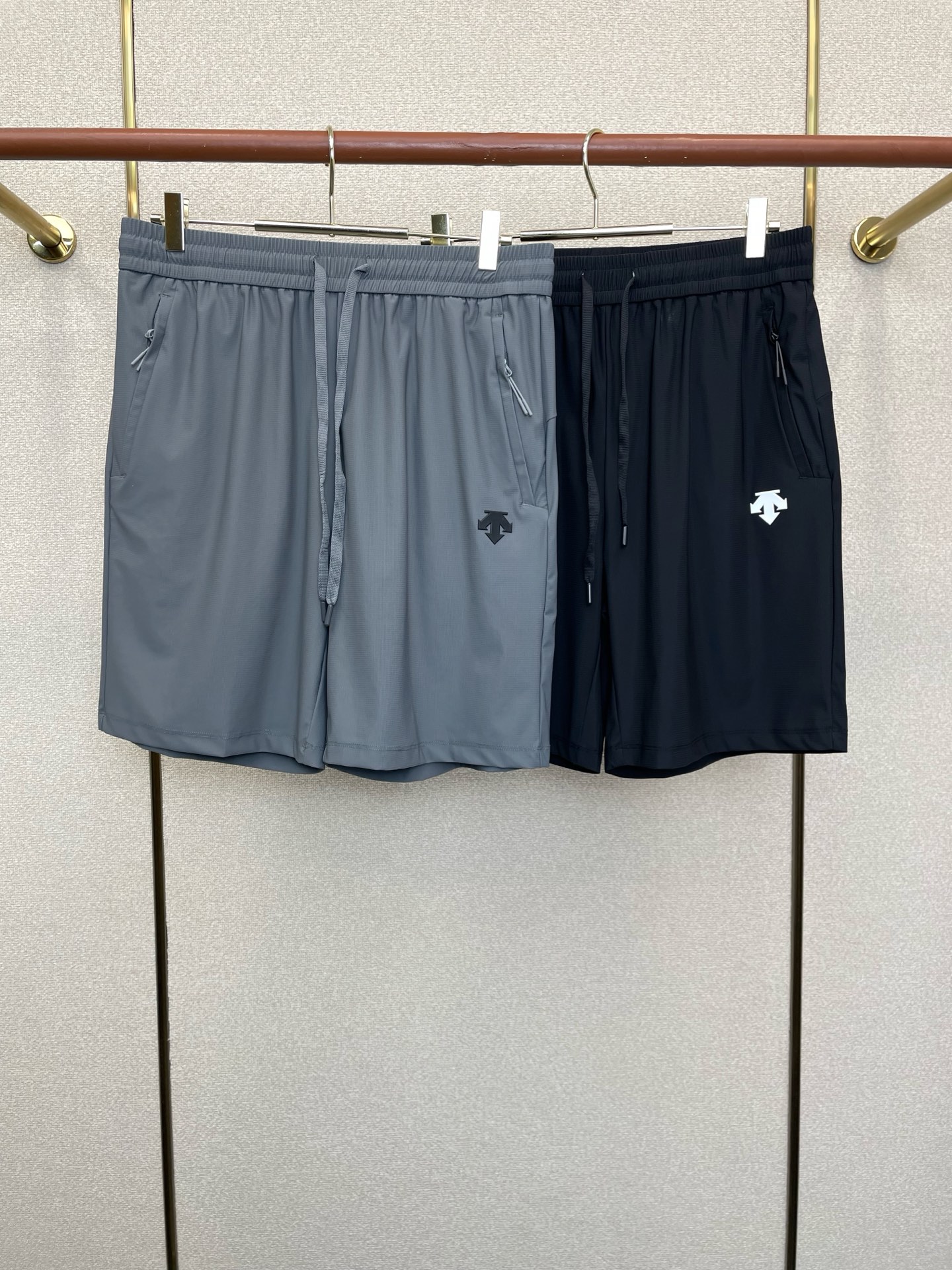 NO:906938,.DESCENTE is a high-end version of the new casual shorts that Desante is willing to sell!  Custom-made fabrics at the counter are highly breathable and comfortable, with impeccable details and brand element design concepts, reflecting high quality. It feels delicate and soft!  It presents a casual cut and the upper body shape is awesome!  Size L-5XL,,shorts,19860909.DESCENTE迪桑特砸锅卖铁都要上的新款新款休闲短裤高端版本！专柜定制面料 透气舒适度高,细节无可挑剔,品牌元素设计理念,体现高品质.手感细腻柔软！呈现休闲裁剪,上身版型超赞！码数L-5XL,,shorts,,Men's clothing
