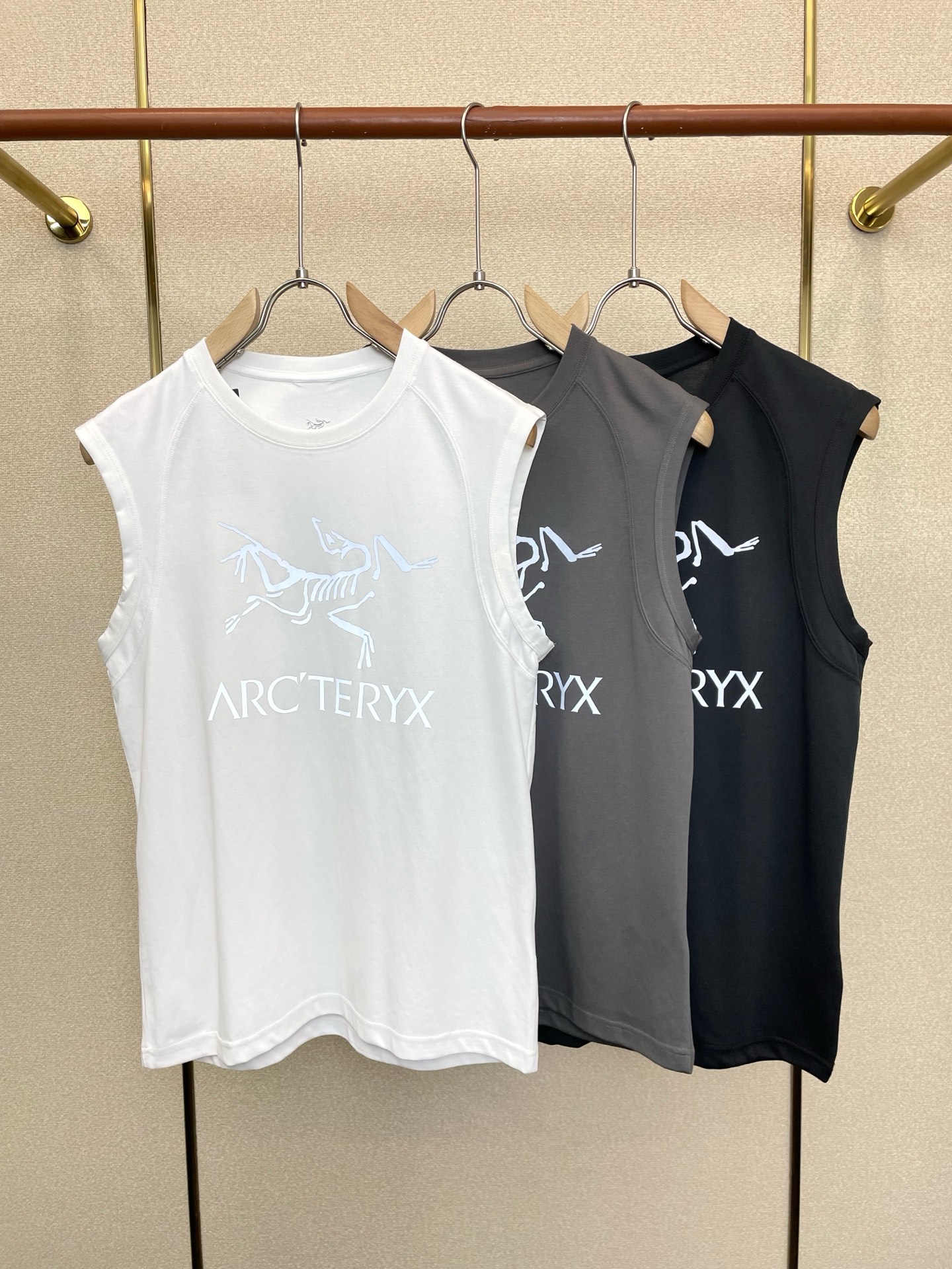 NO:906908,.Arc’teryx is a must-have new and original men’s casual vest, high-end customization, high-end version, fashionable and versatile imported fabrics, super soft and delicate to the touch, skin-friendly and comfortable to wear, high-end boutique, exquisite upper body made by the factory, very good, a must-have item for men, complete with three standards, size M-5XL, arc’teryx,19860909.Arc’teryx始祖鸟砸锅卖铁都要上的新款新款原单男士休闲背心高端定制 高端版本 时尚百搭爆款进口面料 手感超柔软细腻 穿着亲肤舒适 高端精品 代工厂精细做上身非常赞 男士必备单品 三标齐全 码数M-5XL,arc'teryx,,Men's clothing