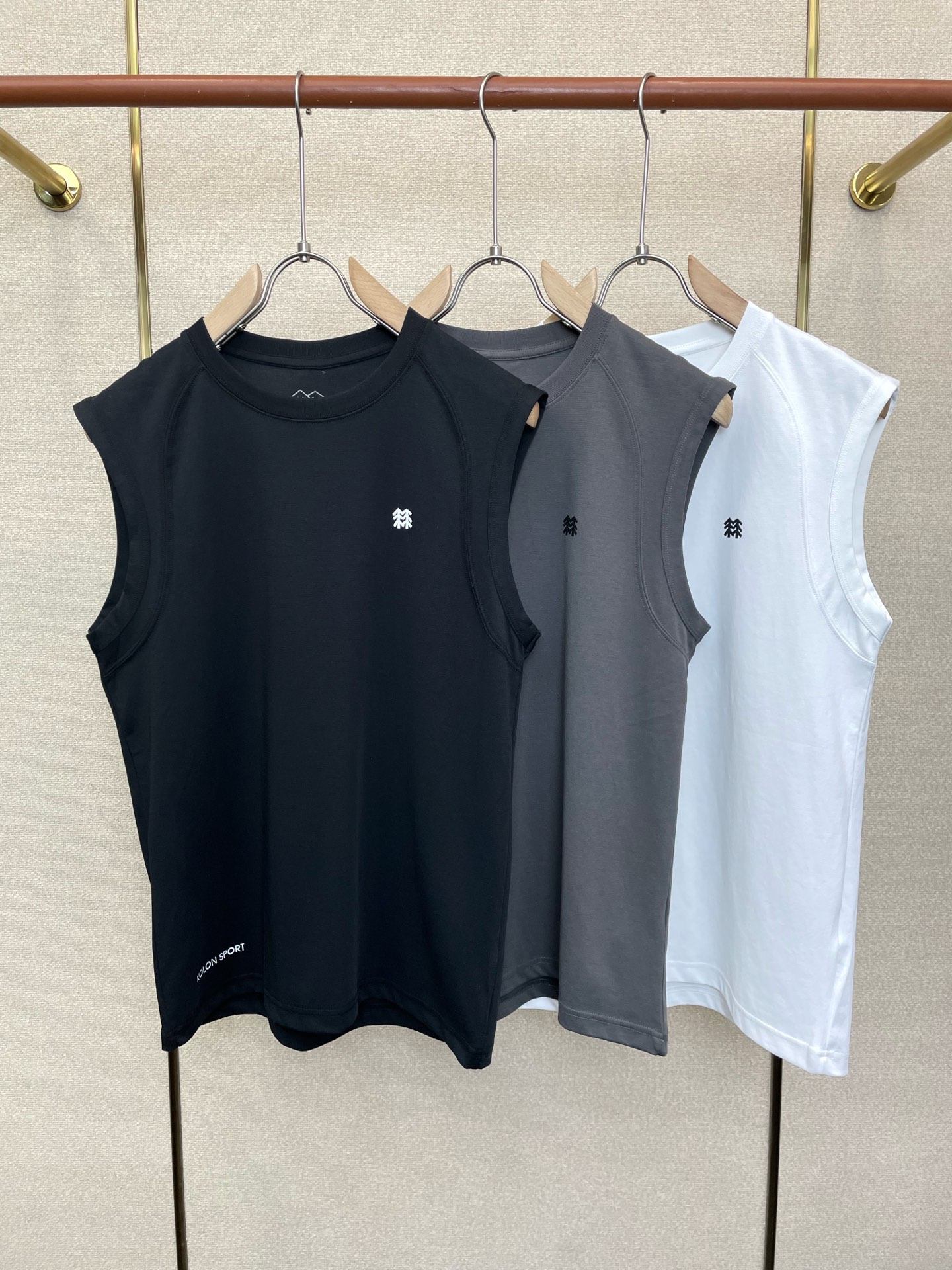 NO:907685,.KOLON SPORTS is a must-have new style of high-end custom-made original men's casual vest. High-end version. Fashionable and versatile imported fabrics. Super soft and delicate feel. Skin-friendly and comfortable to wear. High-end boutique. The upper body is made with precision by the OEM. It is a must-have item for men. Three complete standards. Size M-5XL.19860909.KOLON SPORTS可隆砸锅卖铁都要上的新款新款原单男士休闲背心高端定制 高端版本 时尚百搭爆款进口面料 手感超柔软细腻 穿着亲肤舒适 高端精品 代工厂精细做上身非常赞 男士必备单品 三标齐全 码数M-5XL,,,Men's clothing
