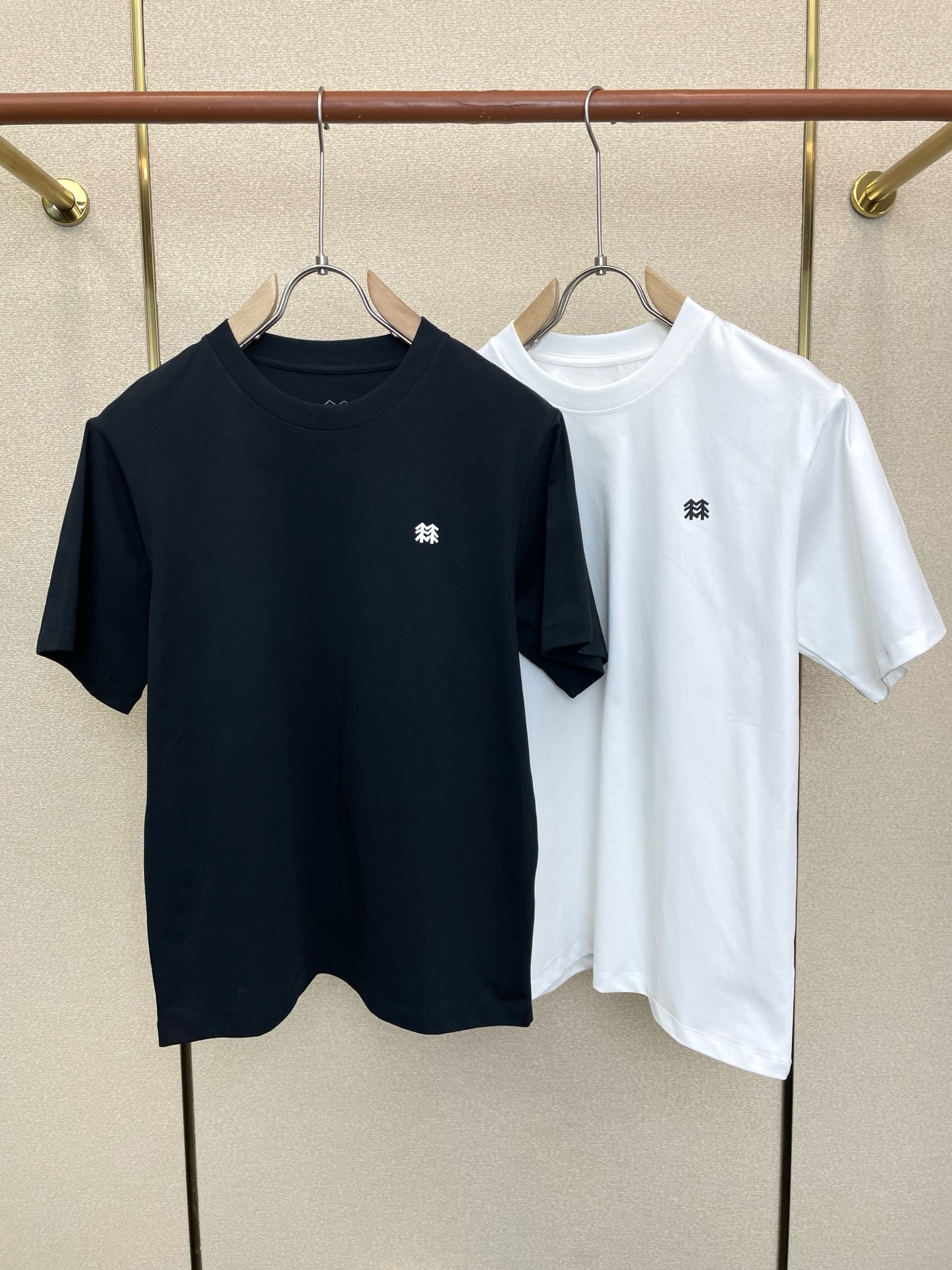 NO:906944,.KOLON SPORTS is a must-have new model for men. High-end customized high-end version. Fashionable and versatile imported fabrics. Super soft and delicate feel. Skin-friendly and comfortable to wear. High-end boutique. The upper body is finely made by the OEM. It is a must-have item for men. Three complete standards. Size S-4XL, T-shirt.19860909.KOLON SPORTS可隆砸锅卖铁都要上的新款新款原单男士休闲短袖 高端定制 高端版本 时尚百搭爆款进口面料 手感超柔软细腻 穿着亲肤舒适 高端精品 代工厂精细做上身非常赞 男士必备单品 三标齐全 码数S-4XL,,T-shirt,,Men's clothing
