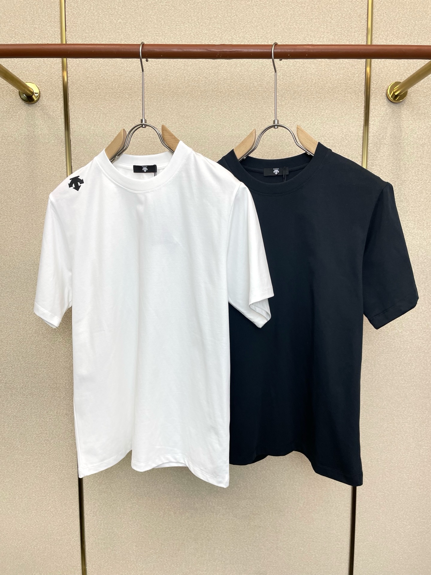 NO:906904,.DESCENTE is a must-have new model of original men's casual short-sleeves. High-end customization. High-end version. Fashionable and versatile imported fabrics. Super soft and delicate feel. Skin-friendly and comfortable to wear. High-end boutique. The upper body is exquisitely made by the factory. A must-have item for men. Three complete standards. Size S-4XL, T-shirt,19860909.DESCENTE迪桑特砸锅卖铁都要上的新款新款原单男士休闲短袖 高端定制 高端版本 时尚百搭爆款进口面料 手感超柔软细腻 穿着亲肤舒适 高端精品 代工厂精细做上身非常赞 男士必备单品 三标齐全 码数S-4XL,,T-shirt,,Men's clothing
