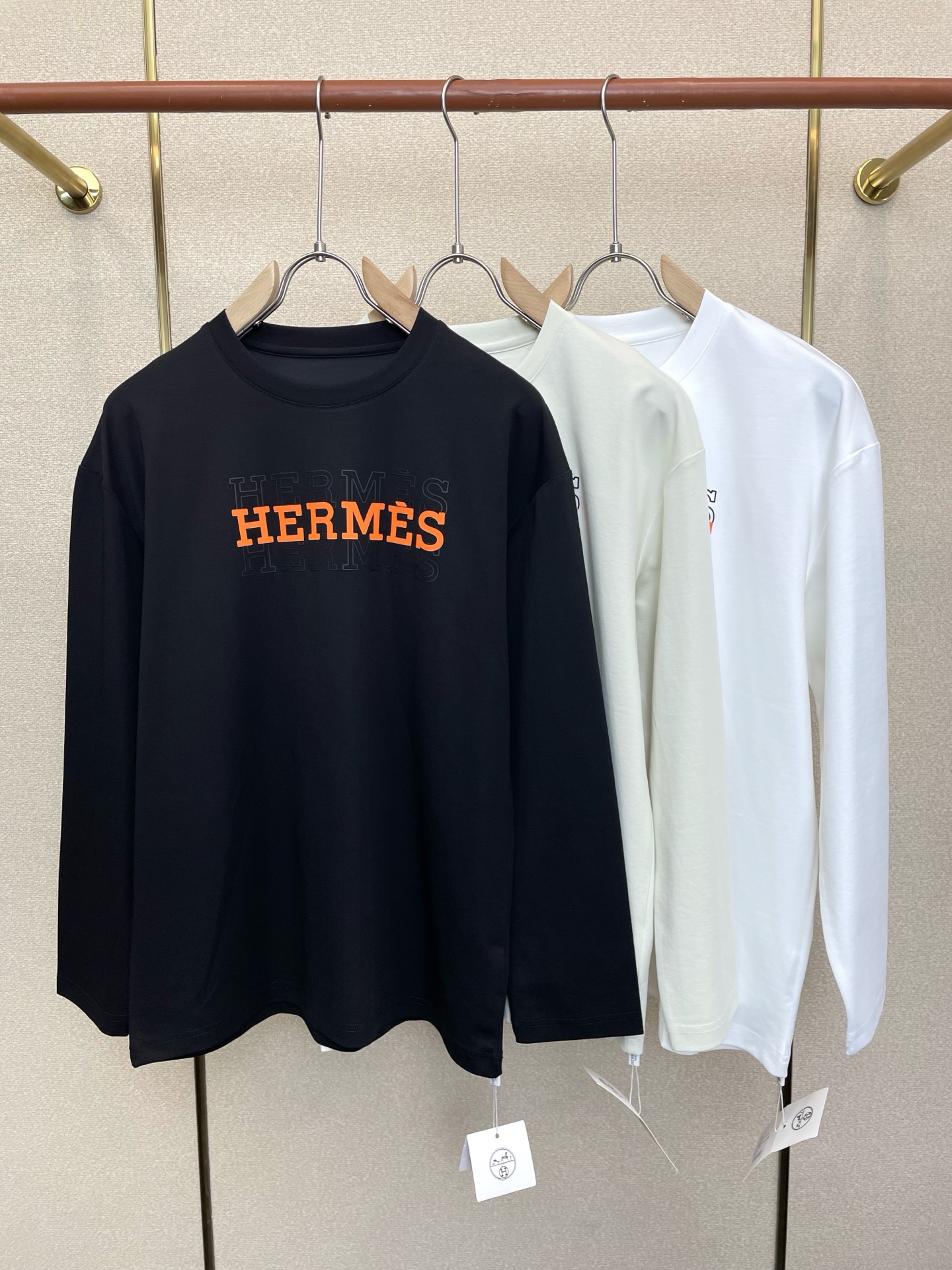 NO:913889,.Hermès's new and popular men's casual long-sleeved original item. High-end customization. High-end version. Fashionable and versatile imported fabric. Super soft and delicate feel. Skin-friendly and comfortable to wear. High-end boutique. The upper body is exquisitely made by the factory. A must-have item for men. Three complete standards. Size M-6XL,, hermes, hermes,19860909.Hermès爱马仕砸锅卖铁都要上的新款新款原单男士休闲长袖 高端定制 高端版本 时尚百搭爆款进口面料 手感超柔软细腻 穿着亲肤舒适 高端精品 代工厂精细做上身非常赞 男士必备单品 三标齐全 码数M-6XL,,hermes,hermes,,Men's clothing