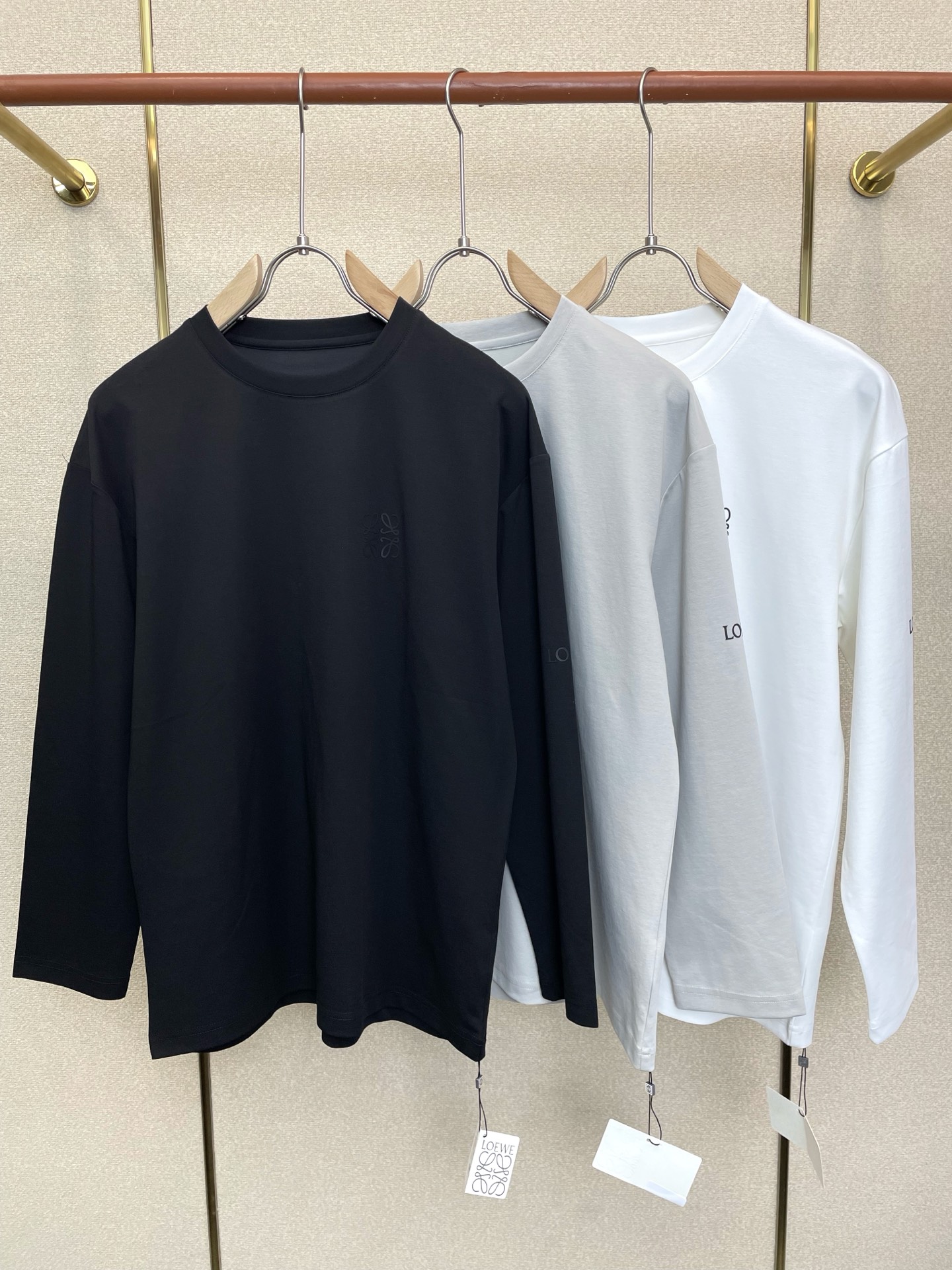NO:915834,.LOEWE is a must-have new style original men's casual long sleeve. High-end customization. High-end version. Fashionable and versatile imported fabrics. Super soft and delicate feel. Skin-friendly and comfortable to wear. High-end boutique. The upper body is exquisitely made by the OEM. A must-have item for men. Three complete standards. Size M-6XL,,loewe,loewe,19860909.LOEWE罗意威砸锅卖铁都要上的新款新款原单男士休闲长袖 高端定制 高端版本 时尚百搭爆款进口面料 手感超柔软细腻 穿着亲肤舒适 高端精品 代工厂精细做上身非常赞 男士必备单品 三标齐全 码数M-6XL,,loewe,loewe,,Men's clothing