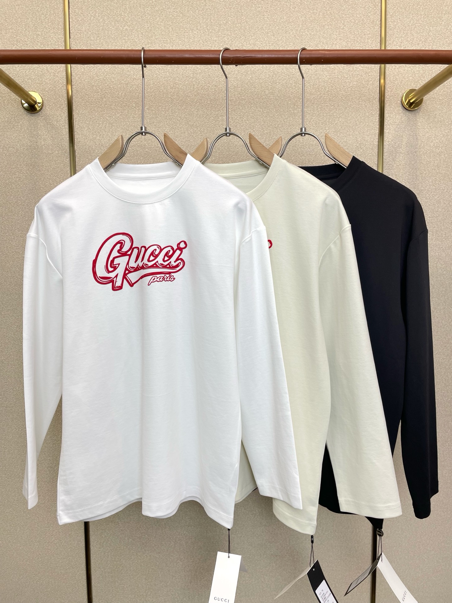 NO:913891,.Gucci Gucci's new and popular new original men's casual long-sleeved high-end customization high-end version fashionable and versatile imported fabrics super soft and delicate to the touch and comfortable to wear high-end boutique factory finely made upper body is very good men's must-have item complete with three standards code size M-6XL,,gucci,gucci,19860909.Gucci古驰砸锅卖铁都要上的新款新款原单男士休闲长袖 高端定制 高端版本 时尚百搭爆款进口面料 手感超柔软细腻 穿着亲肤舒适 高端精品 代工厂精细做上身非常赞 男士必备单品 三标齐全 码数M-6XL,,gucci,gucci,,Men's clothing