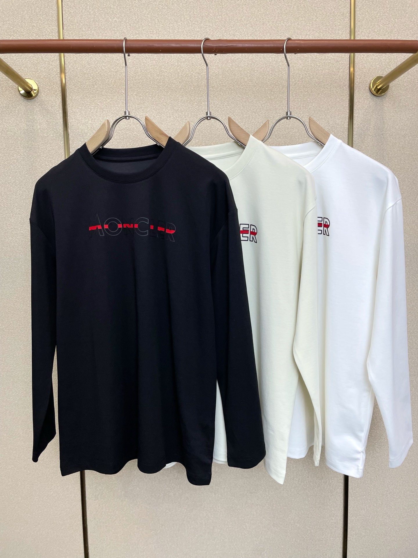 NO:915836,.Moncler’s new and original men’s casual long-sleeved long-sleeved item is a must-have. High-end customization. High-end version. Fashionable and versatile imported fabrics. Super soft and delicate feel. Skin-friendly and comfortable to wear. High-end boutique. The upper body is finely made by the factory. It’s a must-have item for men. Three complete standards. Size M-6XL, Moncler,19860909.Moncler蒙口砸锅卖铁都要上的新款新款原单男士休闲长袖 高端定制 高端版本 时尚百搭爆款进口面料 手感超柔软细腻 穿着亲肤舒适 高端精品 代工厂精细做上身非常赞 男士必备单品 三标齐全 码数M-6XL,,Moncler,,Men's clothing