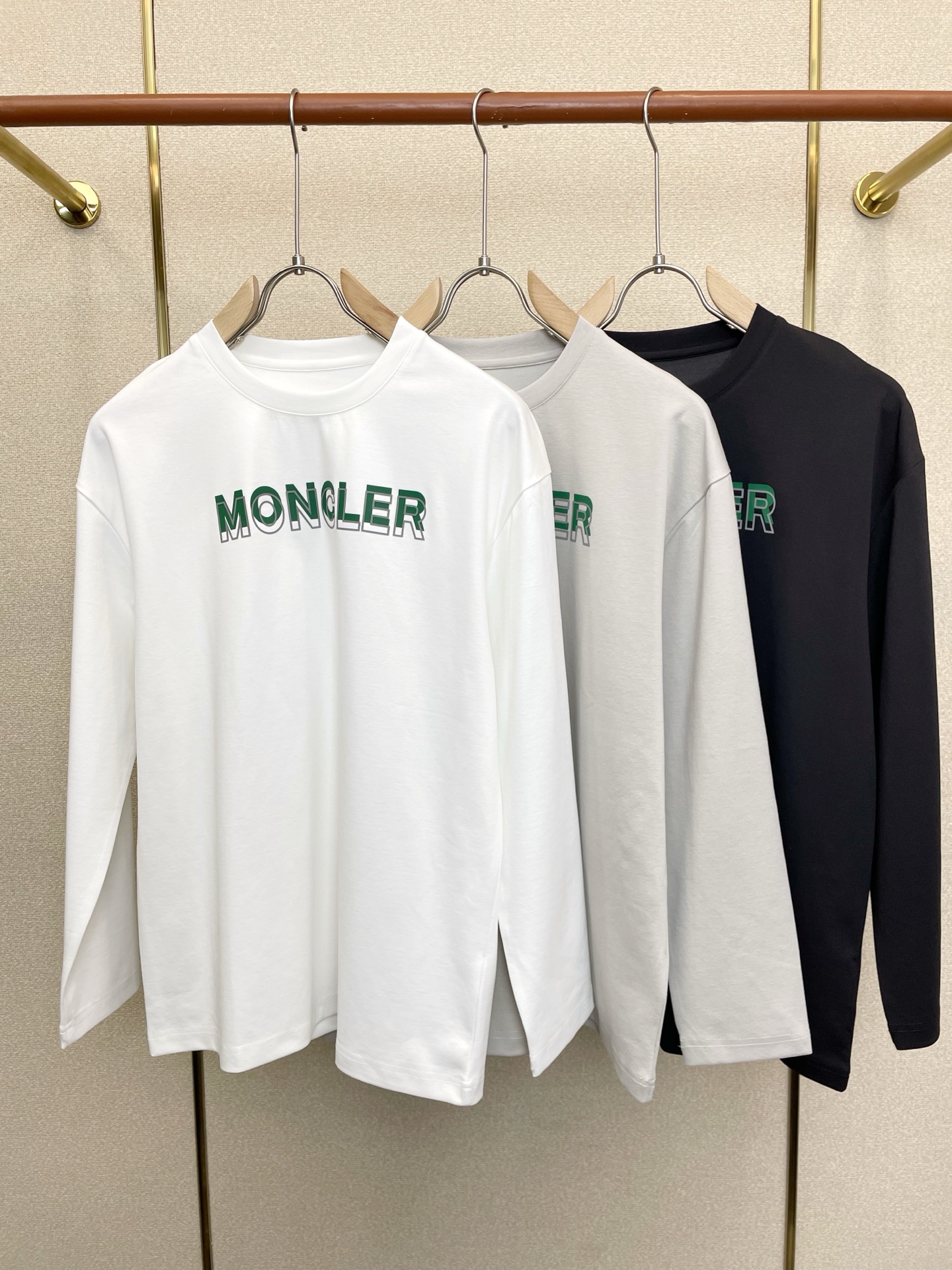 NO:913893,.Moncler’s new and original men’s casual long-sleeved long-sleeved item is a must-have. High-end customization. High-end version. Fashionable and versatile imported fabrics. Super soft and delicate feel. Skin-friendly and comfortable to wear. High-end boutique. The upper body is finely made by the factory. It’s a must-have item for men. Three complete standards. Size M-6XL, Moncler,19860909.Moncler蒙口砸锅卖铁都要上的新款新款原单男士休闲长袖 高端定制 高端版本 时尚百搭爆款进口面料 手感超柔软细腻 穿着亲肤舒适 高端精品 代工厂精细做上身非常赞 男士必备单品 三标齐全 码数M-6XL,,Moncler,,Men's clothing