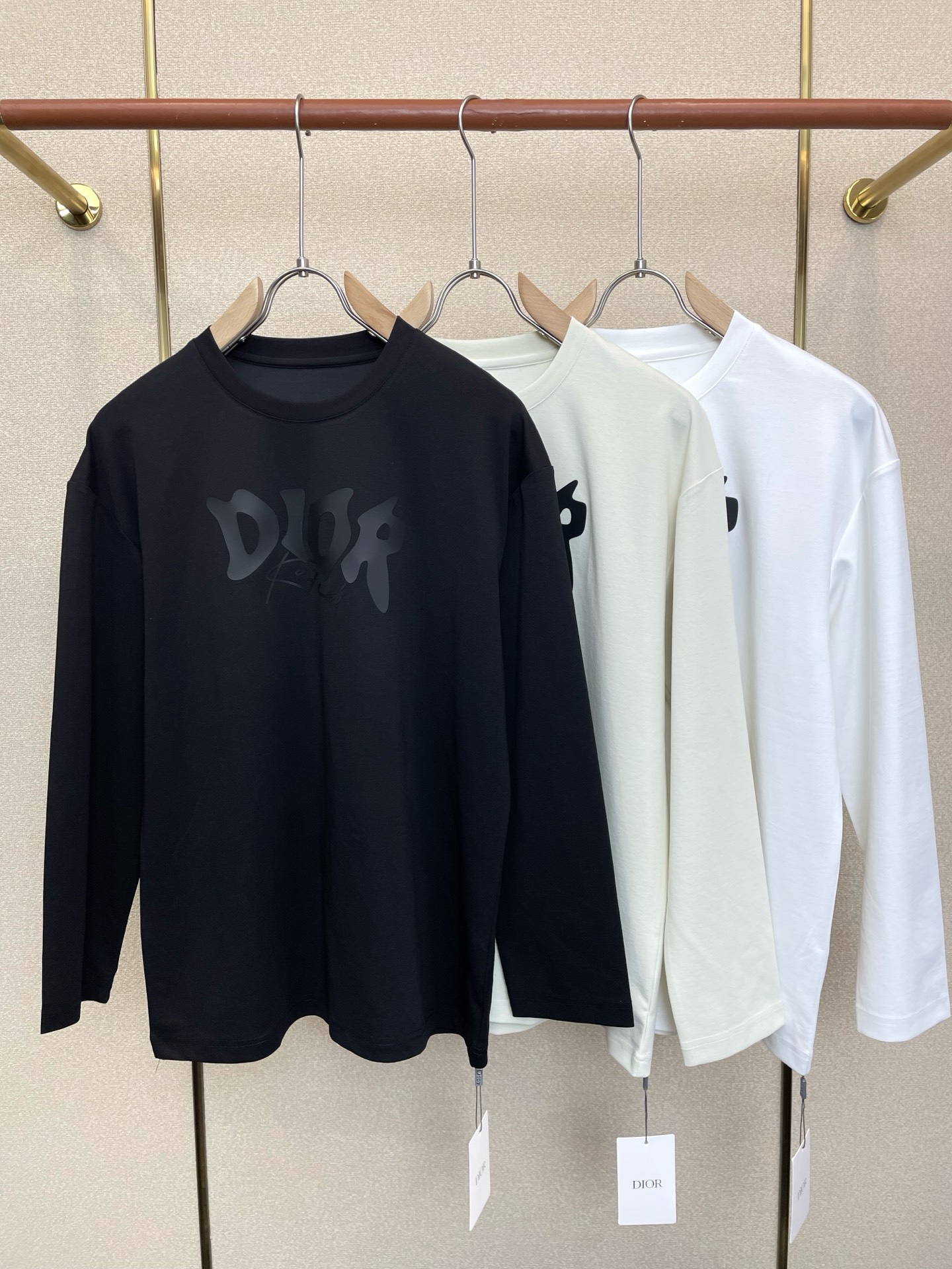 NO:915819,.Dior Dior’s new and popular new original men’s casual long-sleeve high-end customization high-end version fashionable and versatile imported fabrics super soft and delicate feel skin-friendly and comfortable to wear high-end boutique factory finely made upper body is very good men’s must-have items complete with three standards code size M-6XL, dior, dior,19860909.Dior迪奥砸锅卖铁都要上的新款新款原单男士休闲长袖 高端定制 高端版本 时尚百搭爆款进口面料 手感超柔软细腻 穿着亲肤舒适 高端精品 代工厂精细做上身非常赞 男士必备单品 三标齐全 码数M-6XL,,dior,dior,,Men's clothing