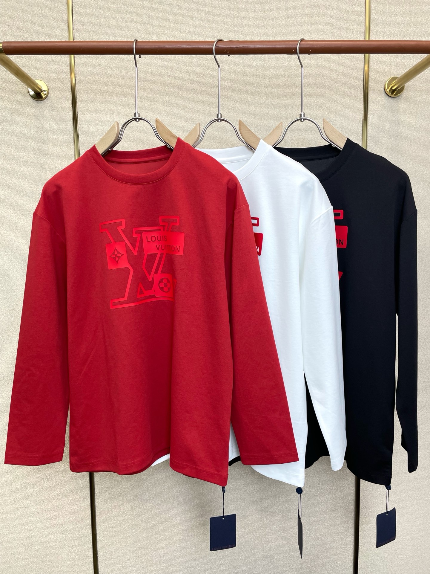 NO:913897,.Louis Vuitton's new original men's casual long-sleeve, high-end customization, high-end version, fashionable and versatile imported fabrics, super soft and delicate to the touch, skin-friendly and comfortable to wear, high-end boutique, the upper body is exquisitely made by the OEM, a must-have item for men, complete with three standards, size M-6XL,, louis vuitton, louis vuitton,19860909.Louis Vuitton路易威登砸锅卖铁都要上的新款新款原单男士休闲长袖 高端定制 高端版本 时尚百搭爆款进口面料 手感超柔软细腻 穿着亲肤舒适 高端精品 代工厂精细做上身非常赞 男士必备单品 三标齐全 码数M-6XL,,louis vuitton,louis vuitton,,Men's clothing