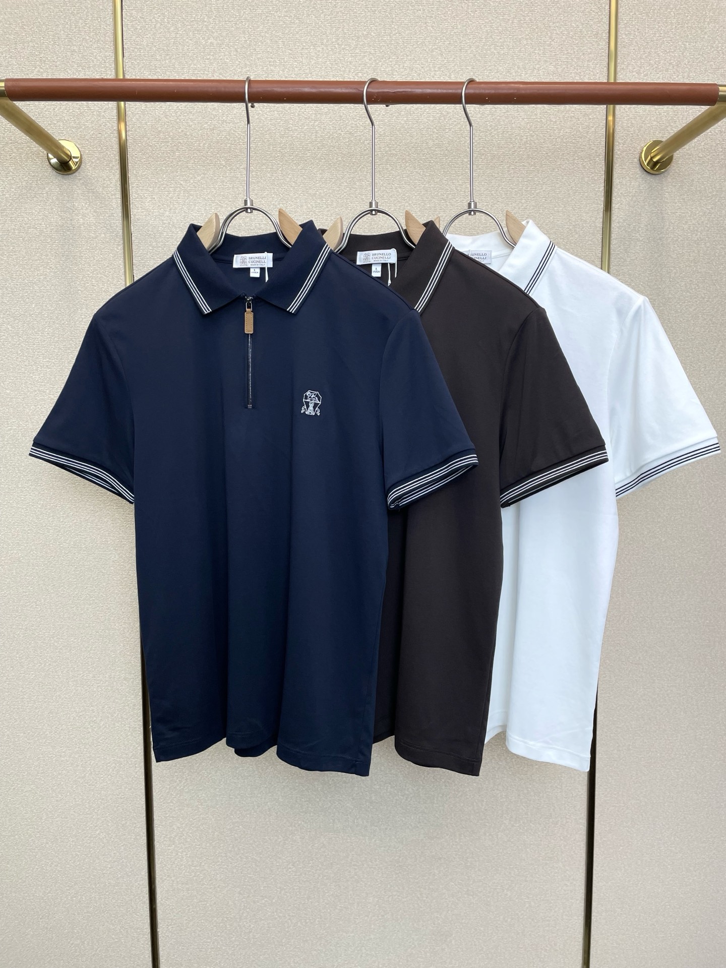 NO:913881,.BC-Brunello Cucineli Brunello Cucineli is a must-have new style original men's casual short sleeves. High-end customization, high version, fashionable and versatile, popular imported fabrics. Super soft and delicate feel. Skin-friendly and comfortable to wear. High-end boutique. The upper body is made by the OEM. It is a must-have item for men. Three complete standards. Size M-4XL, brunello cucinelli, T-shirt,19860909.BC-Brunello Cucineli 布鲁内洛 库奇內利砸锅卖铁都要上的新款新款原单男士休闲短袖 高端定制 高版本 时尚百搭爆款进口面料 手感超柔软细腻 穿着亲肤舒适 高端精品 代工厂精细做上身非常赞 男士必备单品 三标齐全 码数M-4XL,,brunello cucinelli,T-shirt,,Men's clothing