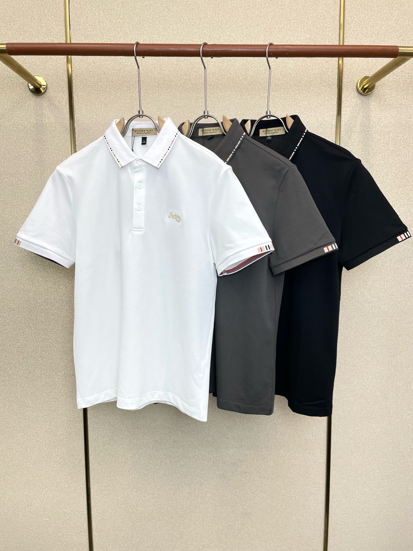 NO:913896,.Burberry's new, original men's casual short-sleeves, high-end customization, high version, fashionable and versatile, popular imported fabrics, super soft and delicate to the touch, skin-friendly and comfortable to wear, high-end boutique, exquisite upper body made by the factory, very good, a must-have item for men, complete with three standards, size M-4XL,, burberry, burberry, T-shirt,19860909.Burberry巴宝莉砸锅卖铁都要上的新款新款原单男士休闲短袖 高端定制 高版本 时尚百搭爆款进口面料 手感超柔软细腻 穿着亲肤舒适 高端精品 代工厂精细做上身非常赞 男士必备单品 三标齐全 码数M-4XL,,burberry,burberry,T-shirt,,Men's clothing