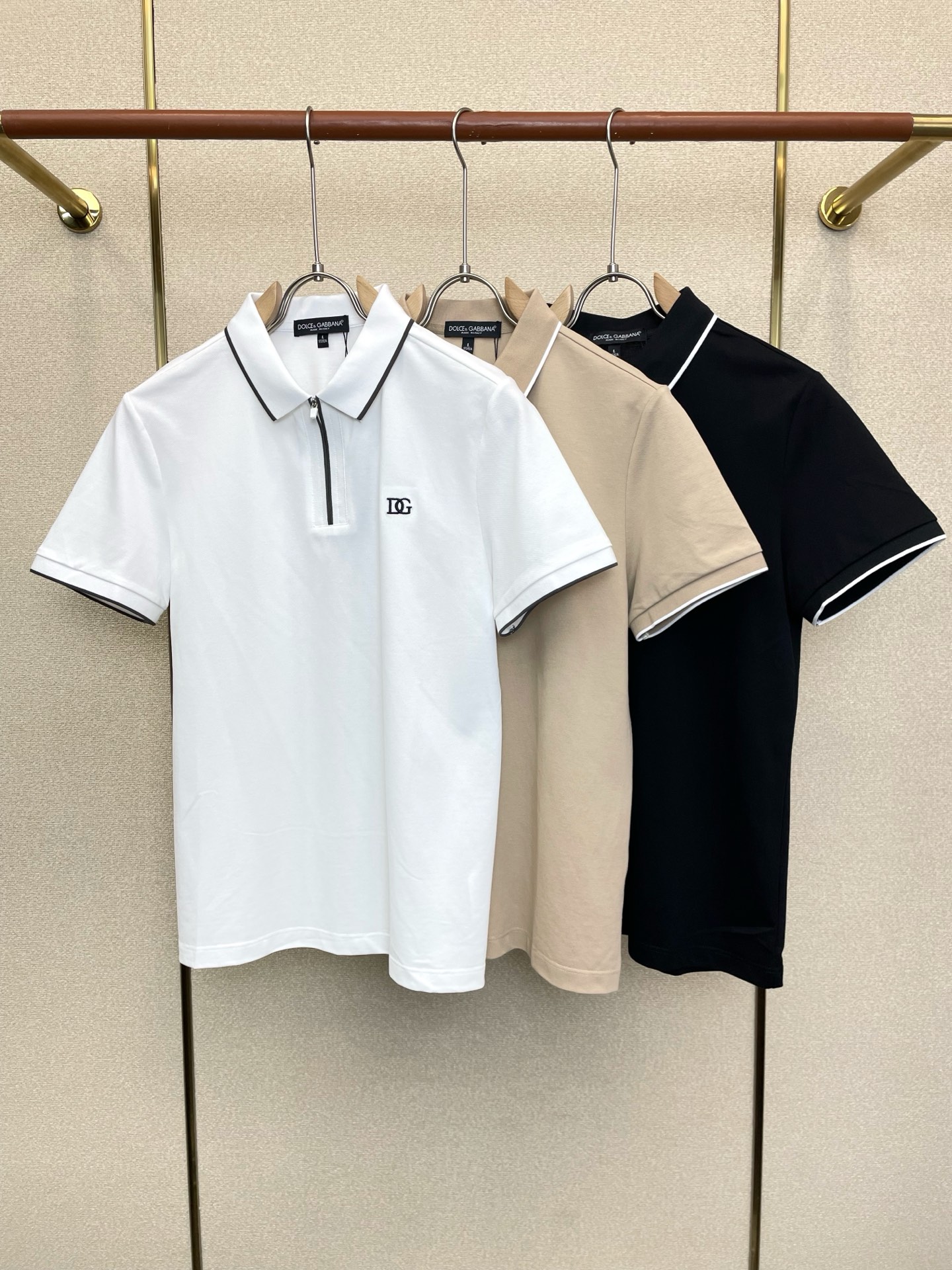 NO:915790,.Dolce&Gabbana’s new original men’s casual short-sleeved short sleeves, high-end customization, high version, fashionable and versatile imported fabrics, super soft and delicate to the touch, skin-friendly and comfortable to wear, high-end boutique, exquisite upper body made by the factory, very good, men’s must-have items, complete with three standards, size M-4XL,,Dolce&Gabbana,Dolce&Gabbana, T-shirt,19860909.Dolce&Gabbana杜嘉班纳砸锅卖铁都要上的新款新款原单男士休闲短袖 高端定制 高版本 时尚百搭爆款进口面料 手感超柔软细腻 穿着亲肤舒适 高端精品 代工厂精细做上身非常赞 男士必备单品 三标齐全 码数M-4XL,,Dolce&Gabbana,Dolce&Gabbana,T-shirt,,Men's clothing