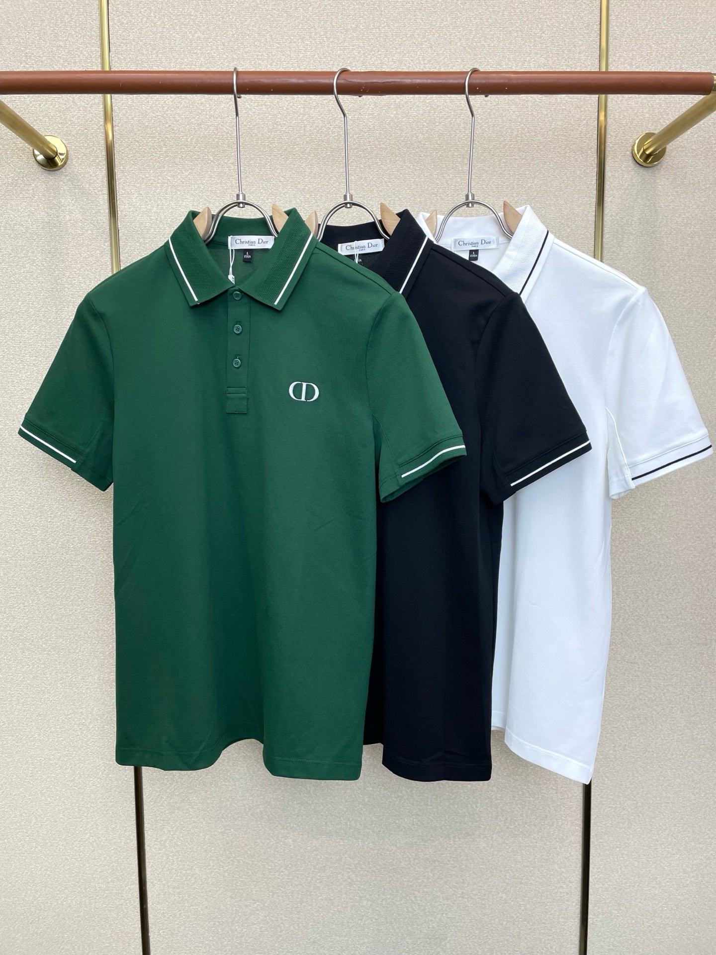 NO:913888,.Dior Dior’s new and popular new original men’s casual short-sleeve, high-end customization, high version, fashionable and versatile, popular imported fabrics, super soft and delicate to the touch, skin-friendly and comfortable to wear, high-end boutique, the upper body is exquisitely made by the OEM, a must-have item for men, complete with three standards, size M-4XL,, dior, dior, T-shirt,19860909.Dior迪奥砸锅卖铁都要上的新款新款原单男士休闲短袖 高端定制 高版本 时尚百搭爆款进口面料 手感超柔软细腻 穿着亲肤舒适 高端精品 代工厂精细做上身非常赞 男士必备单品 三标齐全 码数M-4XL,,dior,dior,T-shirt,,Men's clothing