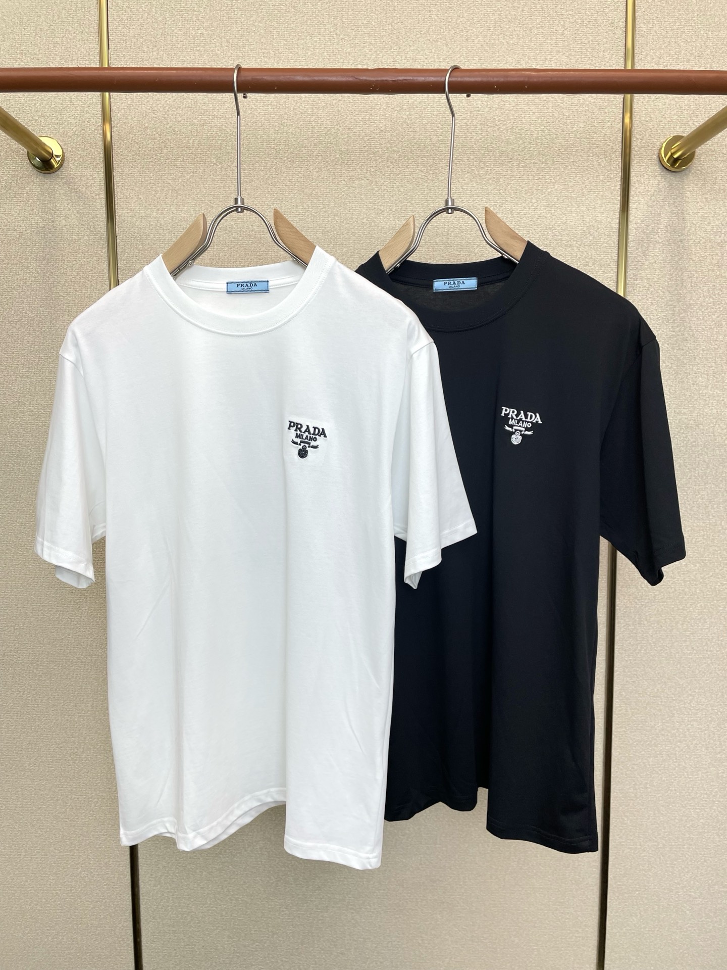 NO:913900,.Prada's new and popular men's casual short-sleeved original model, high-end customization, high version, fashionable and versatile imported fabrics, super soft and delicate to the touch, skin-friendly and comfortable to wear, high-end boutique, exquisite upper body made by the factory, very good, a must-have item for men, complete with three standards, size S-2XL (European version),, prada, prada, T-shirt,19860909.Prada普拉达砸锅卖铁都要上的新款新款原单男士休闲短袖 高端定制 高版本 时尚百搭爆款进口面料 手感超柔软细腻 穿着亲肤舒适 高端精品 代工厂精细做上身非常赞 男士必备单品 三标齐全 码数S-2XL（欧版）,,prada,prada,T-shirt,,Men's clothing