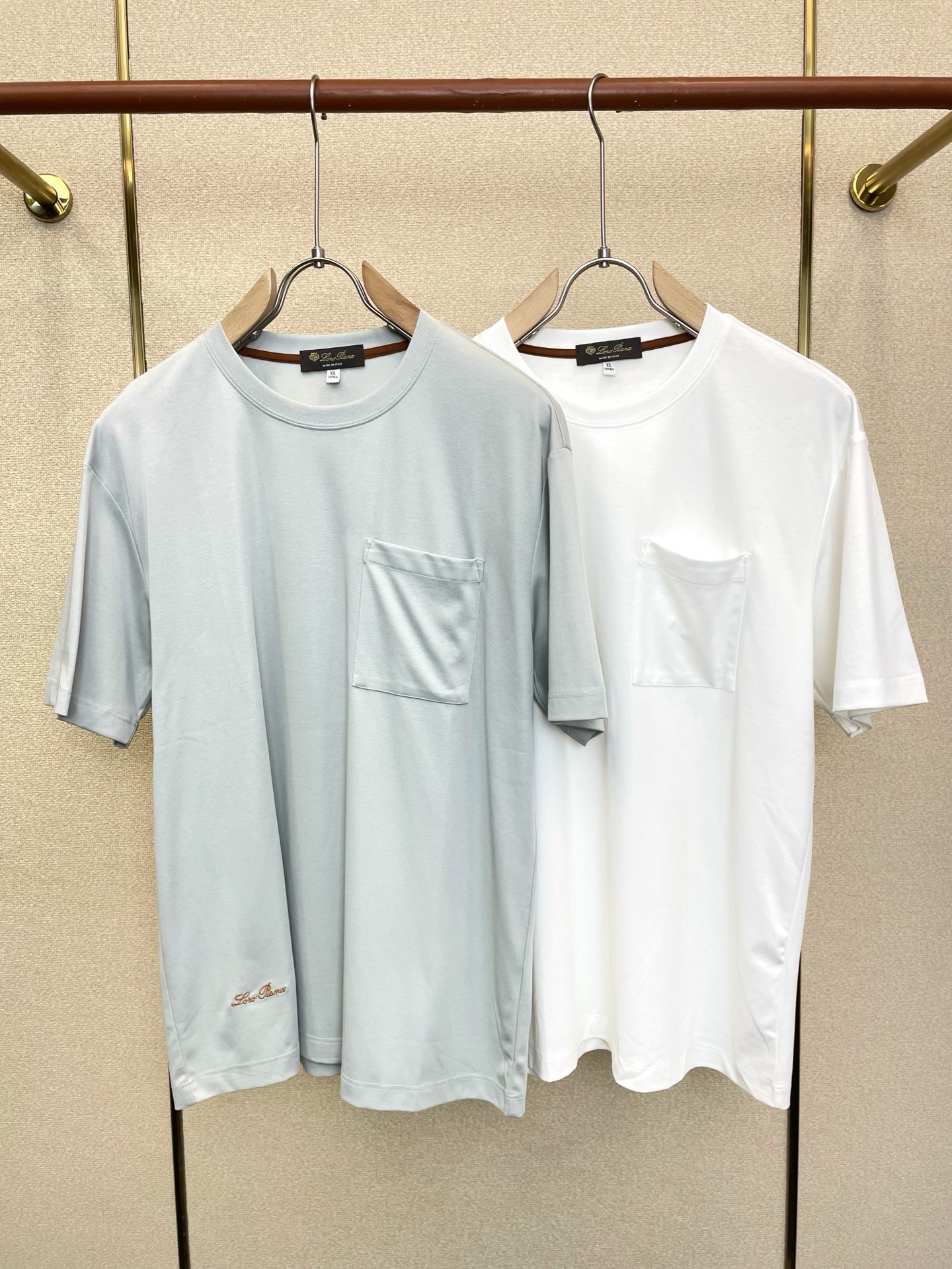 NO:915799,.LP-Loro Piana is a must-have new model. Original men's casual short sleeves. High-end customization. High version. Fashionable and versatile imported fabrics. Super soft and delicate feel. Skin-friendly and comfortable to wear. High-end boutique. The upper body is finely made by the foundry. It is a must-have item for men. Three complete standards. Size M-4XL,,loro piana,loro piana,T-shirt,19860909.LP-Loro Piana诺悠翩雅砸锅卖铁都要上的新款新款原单男士休闲短袖 高端定制 高版本 时尚百搭爆款进口面料 手感超柔软细腻 穿着亲肤舒适 高端精品 代工厂精细做上身非常赞 男士必备单品 三标齐全 码数M-4XL,,loro piana,loro piana,T-shirt,,Men's clothing