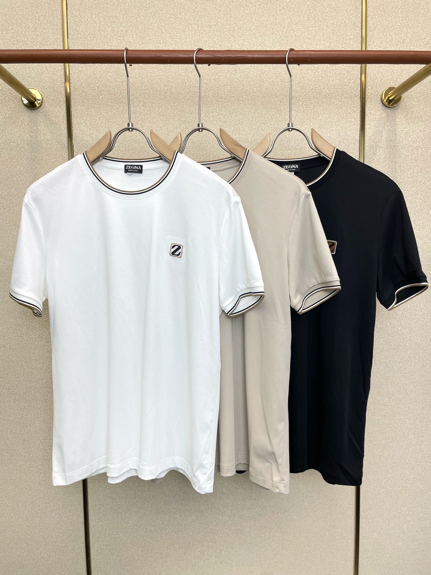 NO:915808,.ZEGNA is a must-have new model of original men's casual short-sleeves. High-end customization. High version. Fashionable and versatile imported fabrics. Super soft and delicate feel. Skin-friendly and comfortable to wear. High-end boutique. The upper body is finely made by the factory. It is a must-have item for men. Three complete standards. Size M-4XL, zegna, T-shirt,19860909.ZEGNA杰尼亚砸锅卖铁都要上的新款新款原单男士休闲短袖 高端定制 高版本 时尚百搭爆款进口面料 手感超柔软细腻 穿着亲肤舒适 高端精品 代工厂精细做上身非常赞 男士必备单品 三标齐全 码数M-4XL,,zegna,T-shirt,,Men's clothing