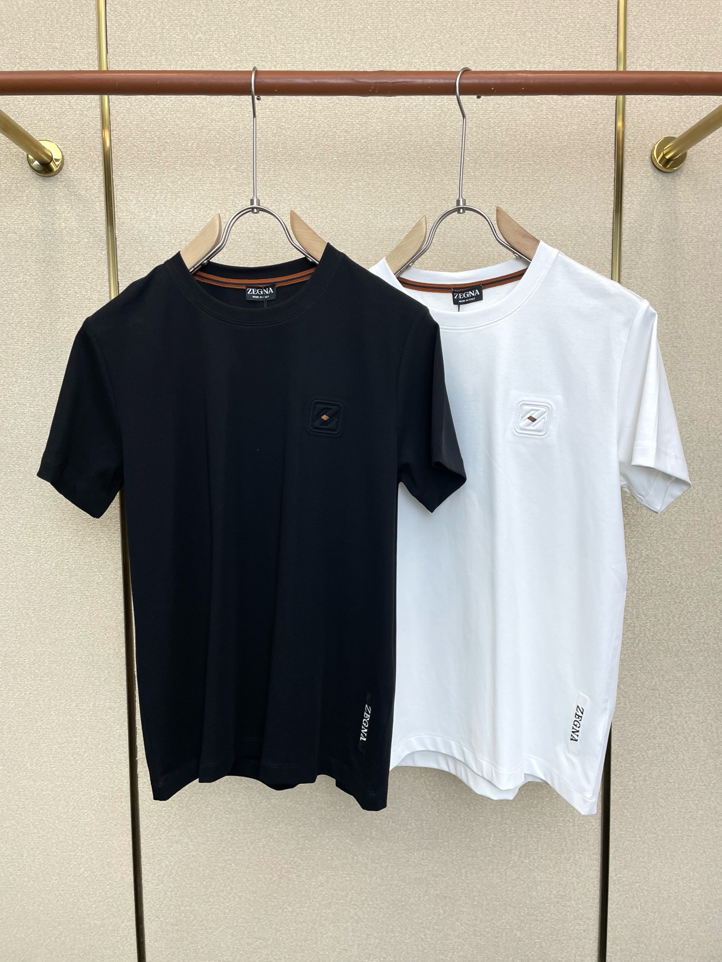 NO:913875,.ZEGNA Zegna's new and popular men's casual short-sleeved original single-piece, high-end customization, high version, fashionable and versatile imported fabrics, super soft and delicate to the touch, skin-friendly and comfortable to wear, high-end boutique, exquisite upper body made by the factory, very good, a must-have item for men, complete with three standards, code number 48-56,,zegna,T-shirt,19860909.ZEGNA杰尼亚砸锅卖铁都要上的新款新款原单男士休闲短袖 高端定制 高版本 时尚百搭爆款进口面料 手感超柔软细腻 穿着亲肤舒适 高端精品 代工厂精细做上身非常赞 男士必备单品 三标齐全 码数48-56,,zegna,T-shirt,,Men's clothing