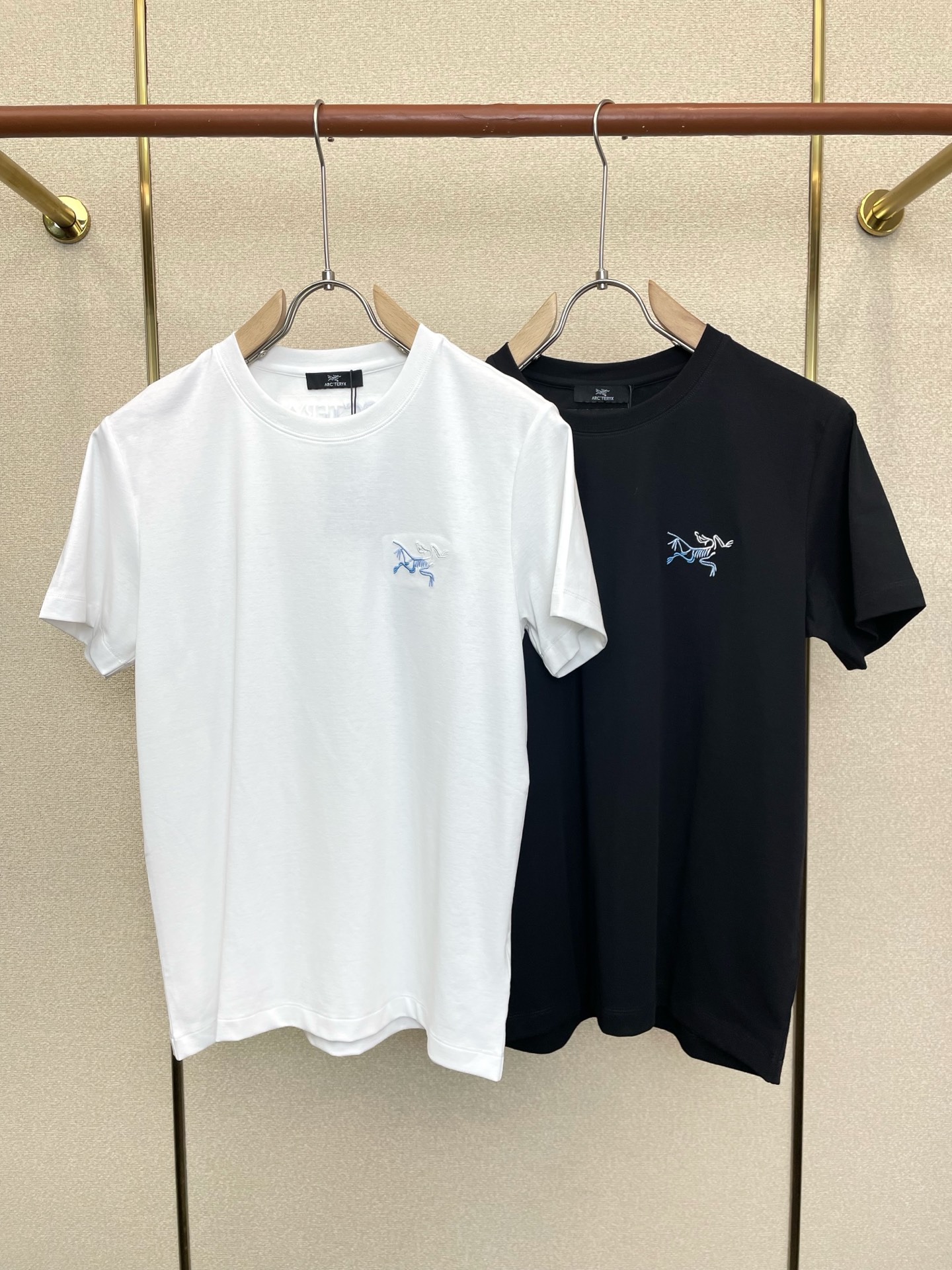 NO:915817,.Arc’teryx is a must-have new model with original men’s casual short sleeves. High-end customization. High version. Fashionable and versatile imported fabrics. Super soft and delicate feel. Skin-friendly and comfortable to wear. High-end boutique. The upper body is exquisitely made by the OEM. A must-have item for men. Three complete standards. Size 48-56, arc’teryx, T-shirt,19860909.Arc’teryx始祖鸟砸锅卖铁都要上的新款新款原单男士休闲短袖 高端定制 高版本 时尚百搭爆款进口面料 手感超柔软细腻 穿着亲肤舒适 高端精品 代工厂精细做上身非常赞 男士必备单品 三标齐全 码数48-56,arc'teryx,T-shirt,,Men's clothing