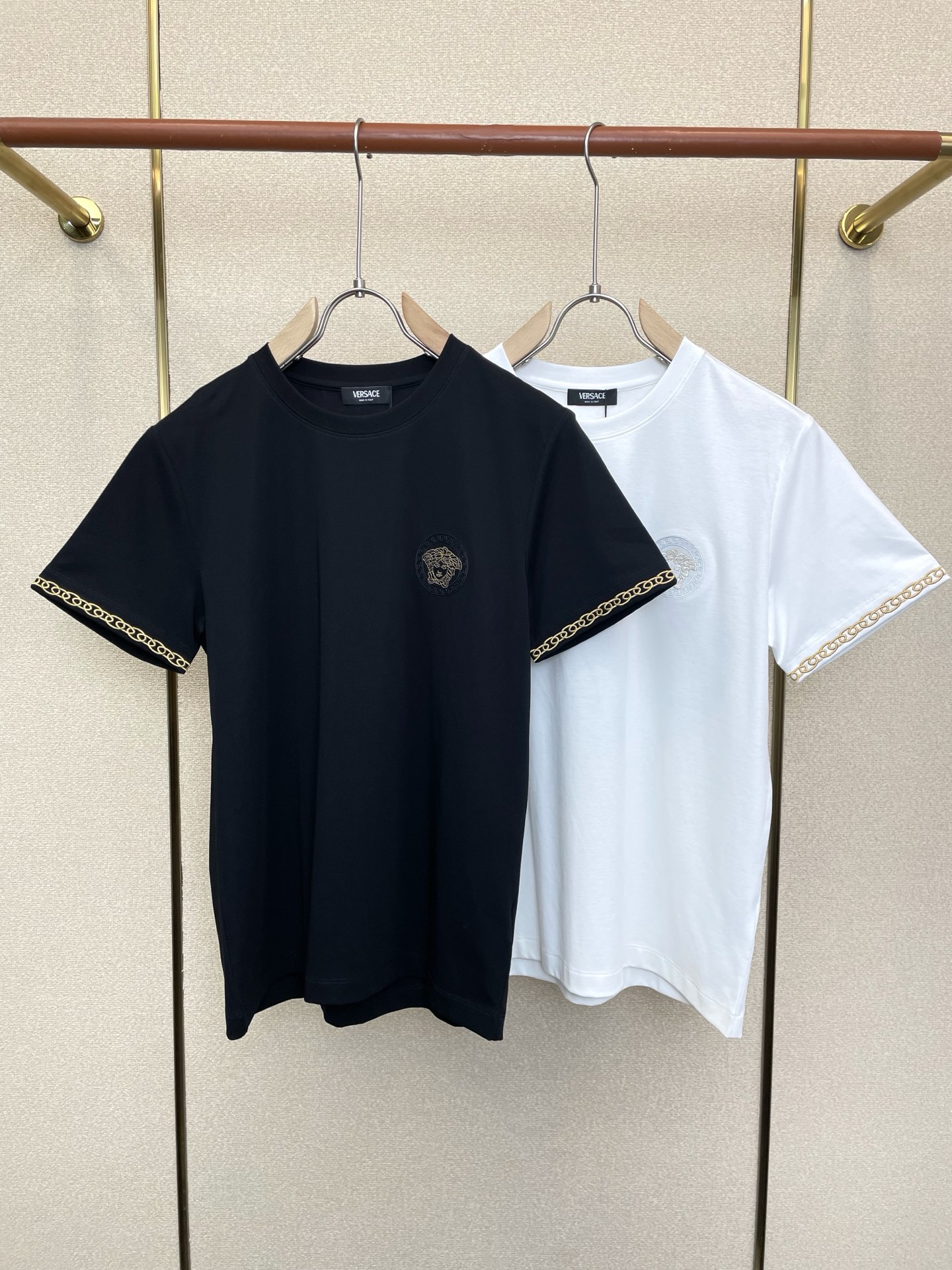 NO:915820,.Versace is a must-have new model of original men's casual short-sleeves. High-end customization. High version. Fashionable and versatile imported fabrics. Super soft and delicate feel. Skin-friendly and comfortable to wear. High-end boutique. The upper body is finely made by the factory. It is a must-have item for men. All three standards are complete. Size 48-56,,versace,versace,T-shirt,19860909.Versace范思哲砸锅卖铁都要上的新款新款原单男士休闲短袖 高端定制 高版本 时尚百搭爆款进口面料 手感超柔软细腻 穿着亲肤舒适 高端精品 代工厂精细做上身非常赞 男士必备单品 三标齐全 码数48-56,,versace,versace,T-shirt,,Men's clothing