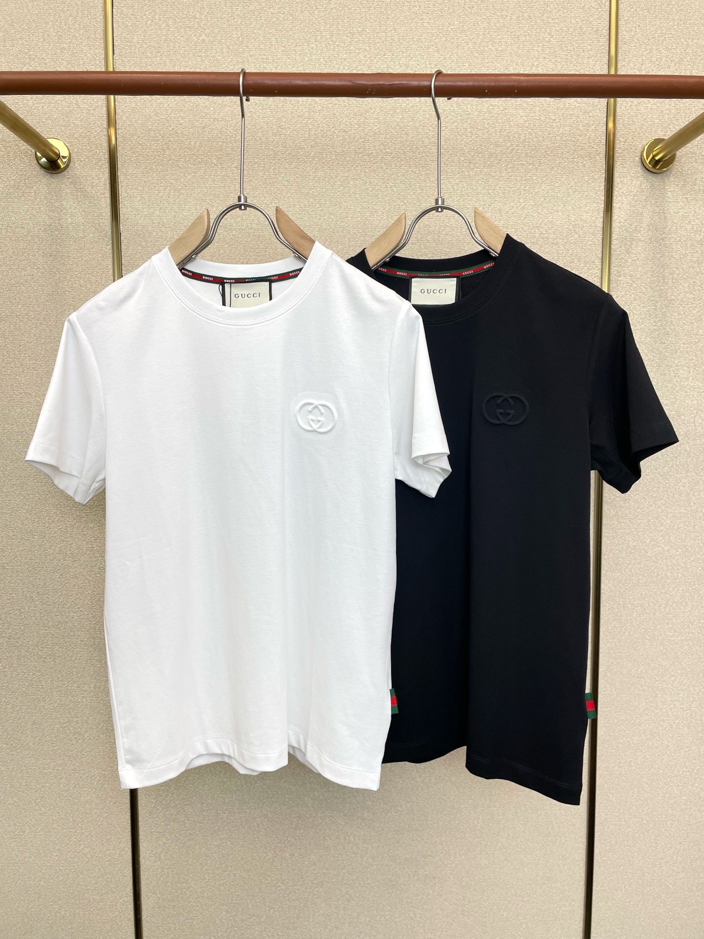 NO:913904,.Gucci Gucci is a must-have new model, original men's casual short-sleeves, high-end customization, high version, fashionable and versatile, popular imported fabrics, super soft and delicate to the touch, skin-friendly and comfortable to wear, high-end boutique, the upper body is exquisitely made by the OEM, a must-have item for men, complete with three standards, code number 48-56,, gucci, gucci, T-shirt,19860909.Gucci古驰砸锅卖铁都要上的新款新款原单男士休闲短袖 高端定制 高版本 时尚百搭爆款进口面料 手感超柔软细腻 穿着亲肤舒适 高端精品 代工厂精细做上身非常赞 男士必备单品 三标齐全 码数48-56,,gucci,gucci,T-shirt,,Men's clothing
