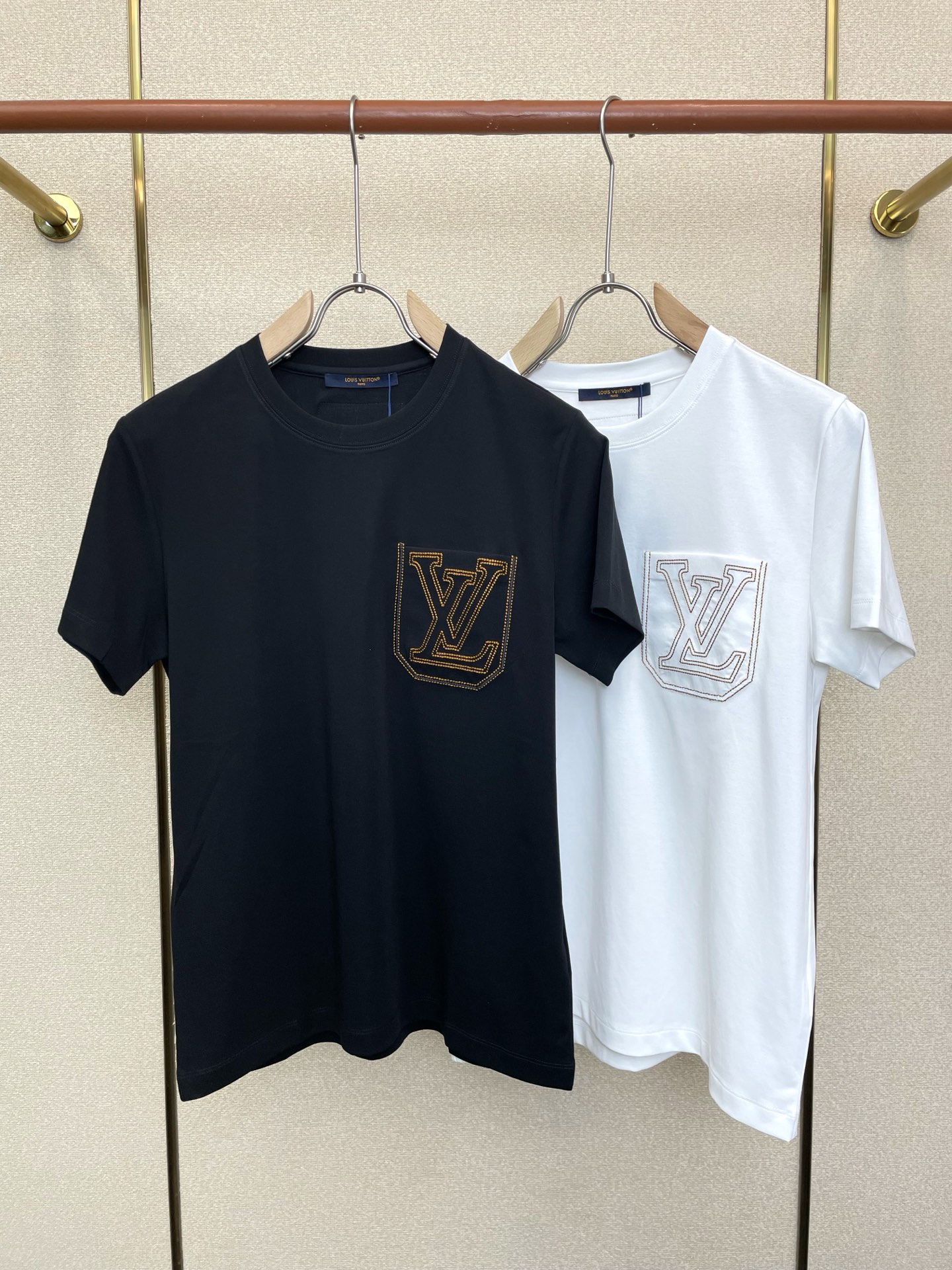 NO:915824,.Louis Vuitton is a must-have new model. Original men's casual short-sleeves. High-end customization. High version. Fashionable and versatile imported fabrics. Super soft and delicate feel. Skin-friendly and comfortable to wear. High-end boutique. The upper body is finely made by the factory. It is a must-have item for men. Three labels are complete. Size 48-56, louis vuitton, louis vuitton, T-shirt,19860909.Louis Vuitton路易威登砸锅卖铁都要上的新款新款原单男士休闲短袖 高端定制 高版本 时尚百搭爆款进口面料 手感超柔软细腻 穿着亲肤舒适 高端精品 代工厂精细做上身非常赞 男士必备单品 三标齐全 码数48-56,,louis vuitton,louis vuitton,T-shirt,,Men's clothing