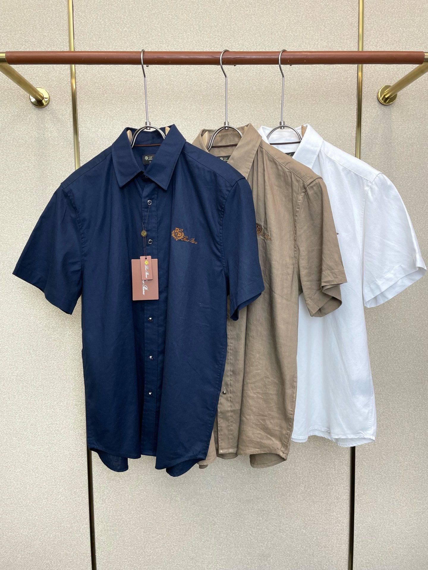 NO:913901,.LP-Loro Piana is a high-end custom-made new original men's casual short-sleeved shirt. High version. Fashionable and versatile imported fabrics. Super soft and delicate feel. Skin-friendly and comfortable to wear. High-end boutique. The upper body is finely made by the foundry. It is a must-have item for men. Three complete standards. Size M-2XL,,loro piana,loro piana,shirts,T-shirt,19860909.LP-Loro Piana诺悠翩雅砸锅卖铁都要上的新款新款原单男士休闲短袖衬衫高端定制 高版本 时尚百搭爆款进口面料 手感超柔软细腻 穿着亲肤舒适 高端精品 代工厂精细做上身非常赞 男士必备单品 三标齐全 码数M-2XL,,loro piana,loro piana,shirts,T-shirt,,Men's clothing