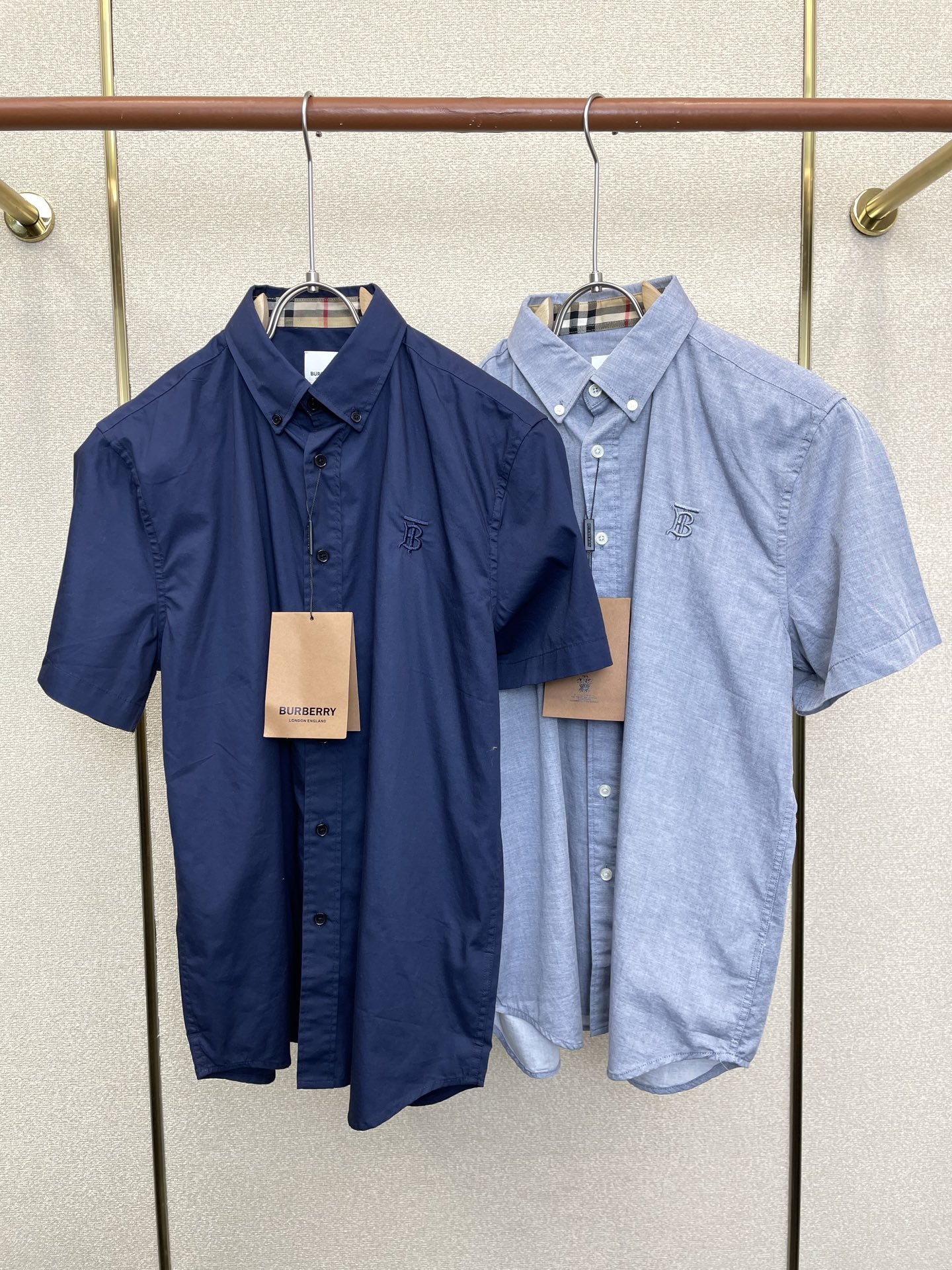 NO:913903,.Burberry's new and popular men's casual short-sleeved shirts are high-end customized high-end versions. Fashionable and versatile imported fabrics. Super soft and delicate to the touch. Skin-friendly and comfortable to wear. High-end boutique. The upper body is finely made by the factory. It is a must-have item for men. Three standards are complete. Size M-2XL,,burberry,burberry,shirts,T-shirt,19860909.Burberry巴宝莉砸锅卖铁都要上的新款新款原单男士休闲短袖衬衫高端定制 高版本 时尚百搭爆款进口面料 手感超柔软细腻 穿着亲肤舒适 高端精品 代工厂精细做上身非常赞 男士必备单品 三标齐全 码数M-2XL,,burberry,burberry,shirts,T-shirt,,Men's clothing
