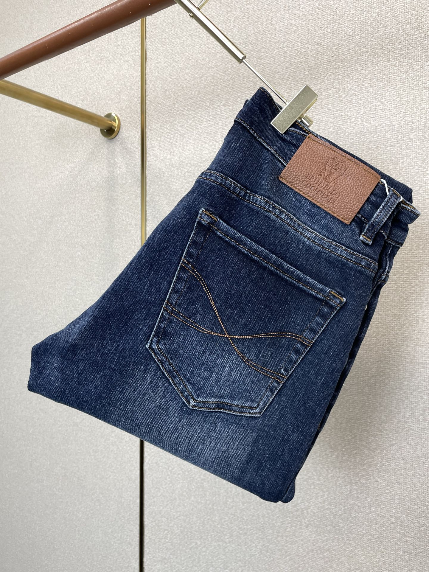 NO:913885,.BC-Brunello Cucineli Brunello Cucineli’s new high-end version of casual jeans is a must-have.  Custom-made fabrics at the counter are highly breathable and comfortable, with impeccable details and brand element design concepts, reflecting high quality. It feels delicate and soft!  It presents a casual cut and the upper body shape is awesome!  Code number 29-38 (no 35.37),,brunello cucinelli,jeans,19860909.BC-Brunello Cucineli 布鲁内洛·库奇内利砸锅卖铁都要上的新款新款休闲牛仔裤高端版本！专柜定制面料 透气舒适度高,细节无可挑剔,品牌元素设计理念,体现高品质.手感细腻柔软！呈现休闲裁剪,上身版型超赞！码数29-38（无35.37）,,brunello cucinelli,jeans,,Men's clothing