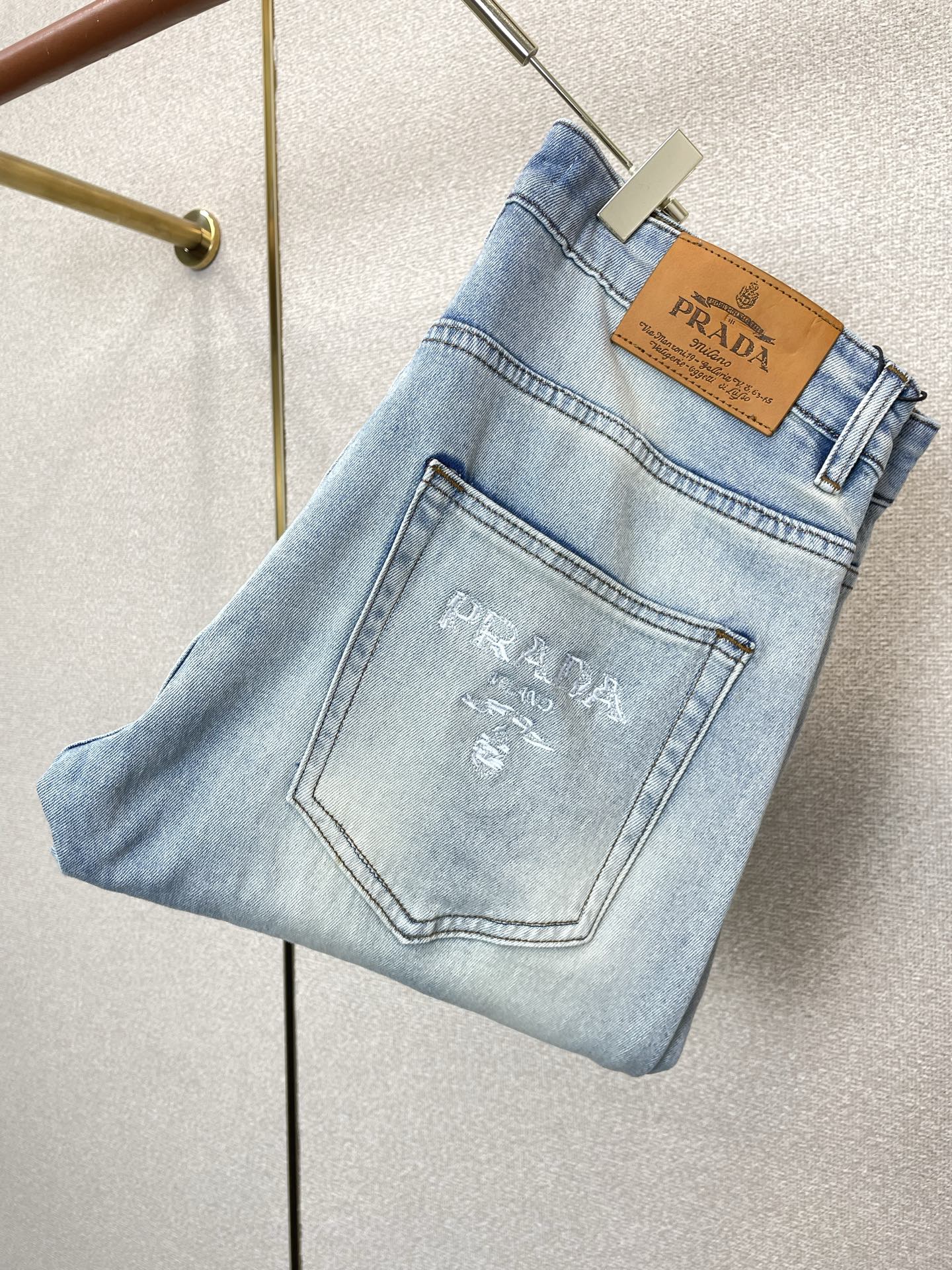 NO:913874,.Prada’s new high-end version of casual jeans is a must-have for everyone!  Custom-made fabrics at the counter are highly breathable and comfortable, with impeccable details and brand element design concepts, reflecting high quality. It feels delicate and soft!  It presents a casual cut and the upper body shape is awesome!  Code number 29-38 (no 35.37),,prada,prada,jeans,19860909.Prada普拉达砸锅卖铁都要上的新款新款休闲牛仔裤高端版本！专柜定制面料 透气舒适度高,细节无可挑剔,品牌元素设计理念,体现高品质.手感细腻柔软！呈现休闲裁剪,上身版型超赞！码数29-38（无35.37）,,prada,prada,jeans,,Men's clothing