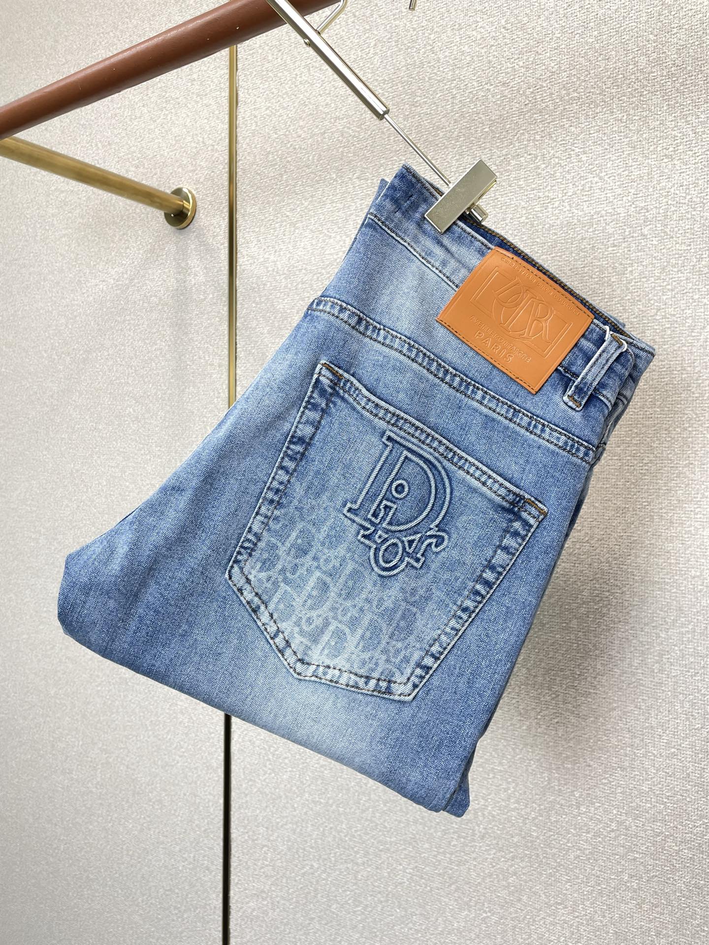 NO:913868,.Dior’s new high-end version of casual jeans is a must-have for Dior!  Custom-made fabrics at the counter are highly breathable and comfortable, with impeccable details and brand element design concepts, reflecting high quality. It feels delicate and soft!  It presents a casual cut and the upper body shape is awesome!  Code number 29-38 (no 35.37),,dior,dior,jeans,19860909.Dior迪奥砸锅卖铁都要上的新款新款休闲牛仔裤高端版本！专柜定制面料 透气舒适度高,细节无可挑剔,品牌元素设计理念,体现高品质.手感细腻柔软！呈现休闲裁剪,上身版型超赞！码数29-38（无35.37）,,dior,dior,jeans,,Men's clothing