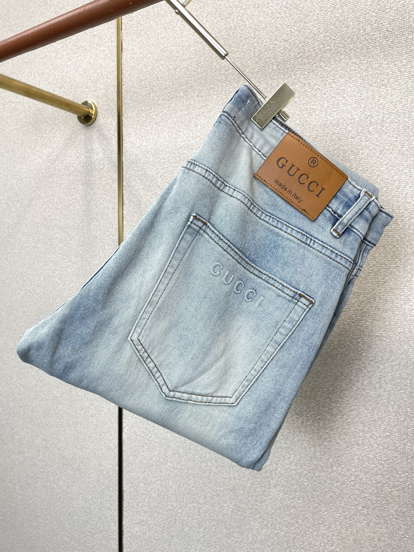 NO:915803,.Gucci’s new high-end version of casual jeans is a must-have for everyone!  Custom-made fabrics at the counter are highly breathable and comfortable, with impeccable details and brand element design concepts, reflecting high quality. It feels delicate and soft!  It presents a casual cut and the upper body shape is awesome!  Code number 29-38 (no 35.37),,gucci,gucci,jeans,19860909.Gucci古驰砸锅卖铁都要上的新款新款休闲牛仔裤高端版本！专柜定制面料 透气舒适度高,细节无可挑剔,品牌元素设计理念,体现高品质.手感细腻柔软！呈现休闲裁剪,上身版型超赞！码数29-38（无35.37）,,gucci,gucci,jeans,,Men's clothing