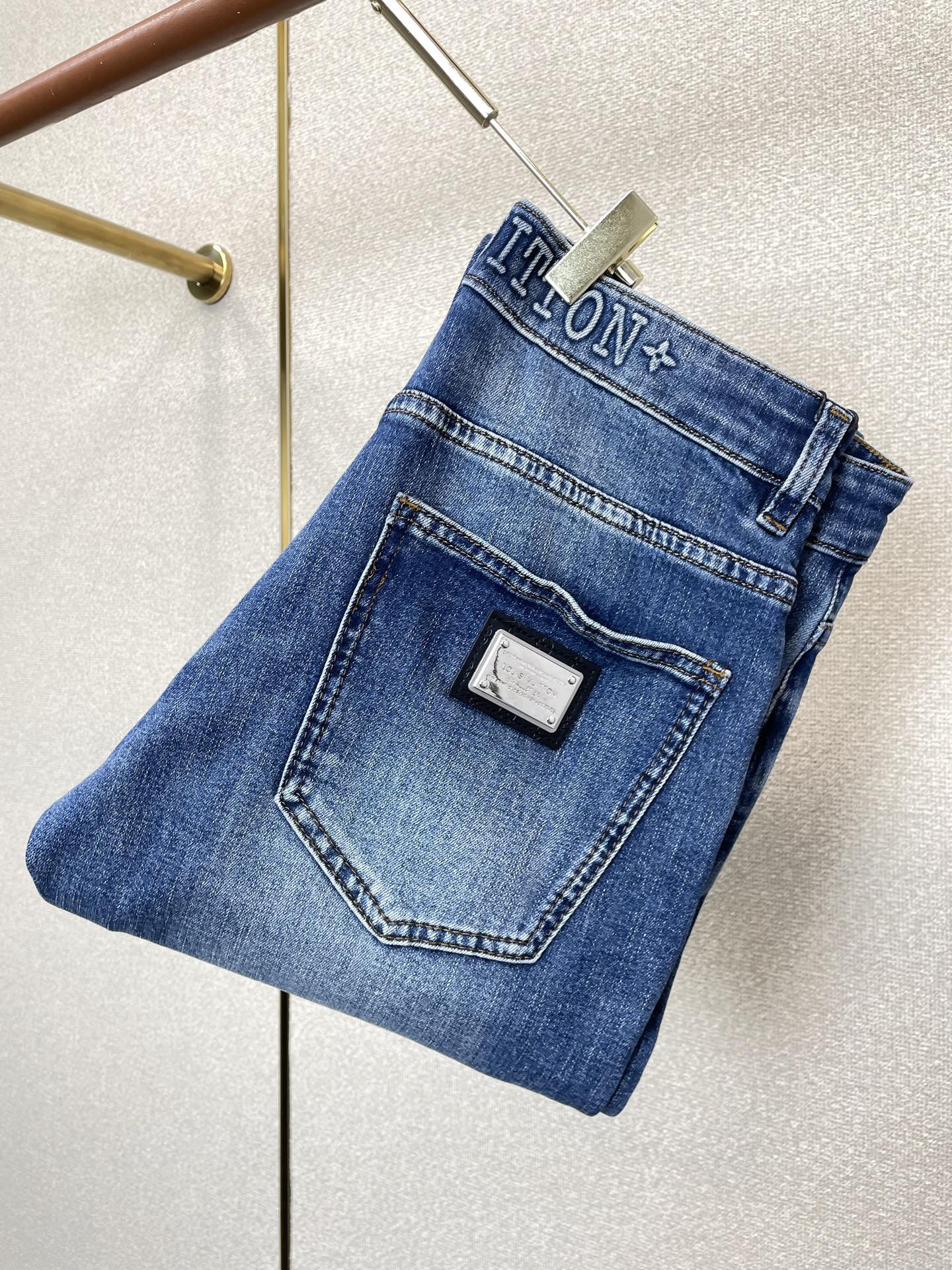 NO:915783,.Louis Vuitton’s new high-end version of casual jeans is a must-have product!  Custom-made fabrics at the counter are highly breathable and comfortable, with impeccable details and brand element design concepts, reflecting high quality. It feels delicate and soft!  It presents a casual cut and the upper body shape is awesome!  Code number 29-38 (no 35.37),,louis vuitton,louis vuitton,jeans,19860909.Louis Vuitton路易威登砸锅卖铁都要上的新款新款休闲牛仔裤高端版本！专柜定制面料 透气舒适度高,细节无可挑剔,品牌元素设计理念,体现高品质.手感细腻柔软！呈现休闲裁剪,上身版型超赞！码数29-38（无35.37）,,louis vuitton,louis vuitton,jeans,,Men's clothing