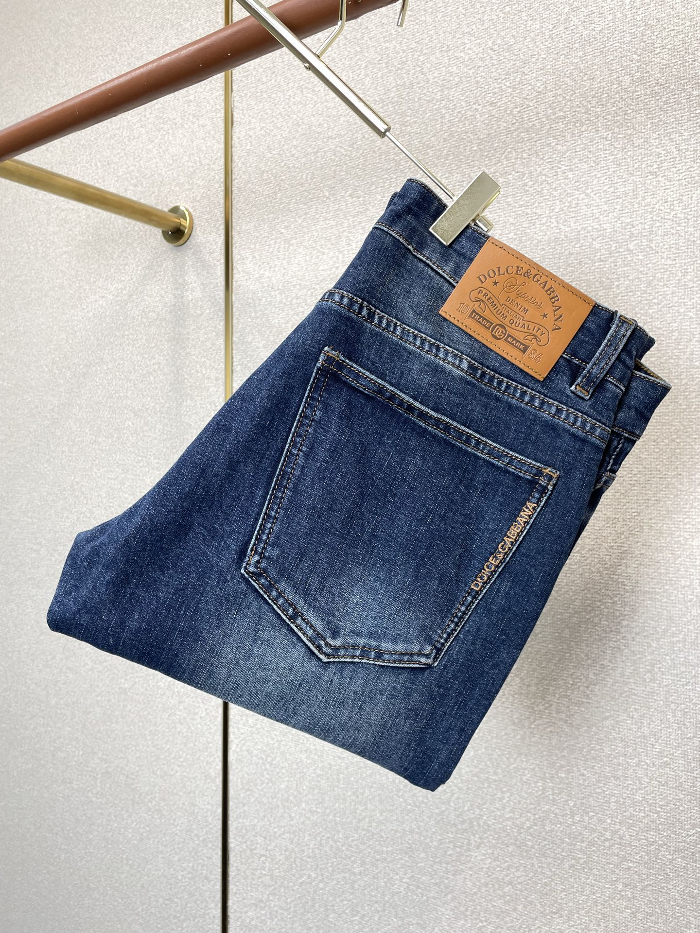 NO:915794,.Dolce&Gabbana’s new high-end version of casual jeans is a must-have.  Custom-made fabrics at the counter are highly breathable and comfortable, with impeccable details and brand element design concepts, reflecting high quality. It feels delicate and soft!  It presents a casual cut and the upper body shape is awesome!  Code number 29-38 (no 35.37),,Dolce&Gabbana,Dolce&Gabbana,jeans,19860909.Dolce&Gabbana杜嘉班纳砸锅卖铁都要上的新款新款休闲牛仔裤高端版本！专柜定制面料 透气舒适度高,细节无可挑剔,品牌元素设计理念,体现高品质.手感细腻柔软！呈现休闲裁剪,上身版型超赞！码数29-38（无35.37）,,Dolce&Gabbana,Dolce&Gabbana,jeans,,Men's clothing