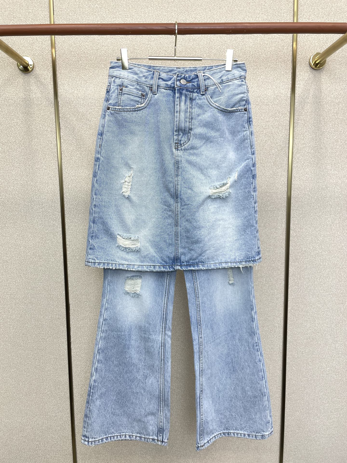 NO:915815,.Acne Studios is a high-end version of the new women's casual fake two-piece bootcut jeans that everyone wants to sell!  Uniquely designed counter-customized fabrics with high breathability and comfort, impeccable details, brand element design concept, reflecting high quality. It feels delicate and soft!  It presents a casual cut and the upper body shape is awesome!  Size S-L,,acne studios,dior,jeans,19860909.Acne Studios砸锅卖铁都要上的新款新款女装休闲假两件微喇牛仔裤高端版本！独特设计 专柜定制面料 透气舒适度高,细节无可挑剔,品牌元素设计理念,体现高品质.手感细腻柔软！呈现休闲裁剪,上身版型超赞！码数S-L,,acne studios,dior,jeans,,Men's clothing