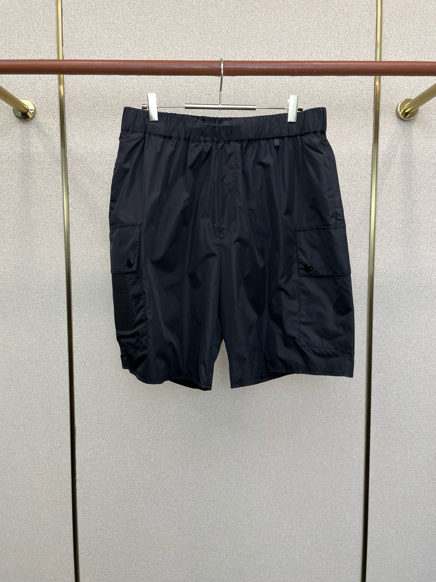 NO:915798,.Moncler's new and original men's casual shorts are high-end custom-made. High-end version. Fashionable and versatile imported fabrics. Super soft and delicate feel. Skin-friendly and comfortable to wear. High-end boutique. The upper body is finely made by the factory. It is a must-have item for men. Three standards are complete. Size number 46.48.50.52,,Moncler,shorts,19860909.Moncler蒙口砸锅卖铁都要上的新款新款原单男士休闲短裤高端定制 高端版本 时尚百搭爆款进口面料 手感超柔软细腻 穿着亲肤舒适 高端精品 代工厂精细做上身非常赞 男士必备单品 三标齐全 码数46.48.50.52,,Moncler,shorts,,Men's clothing