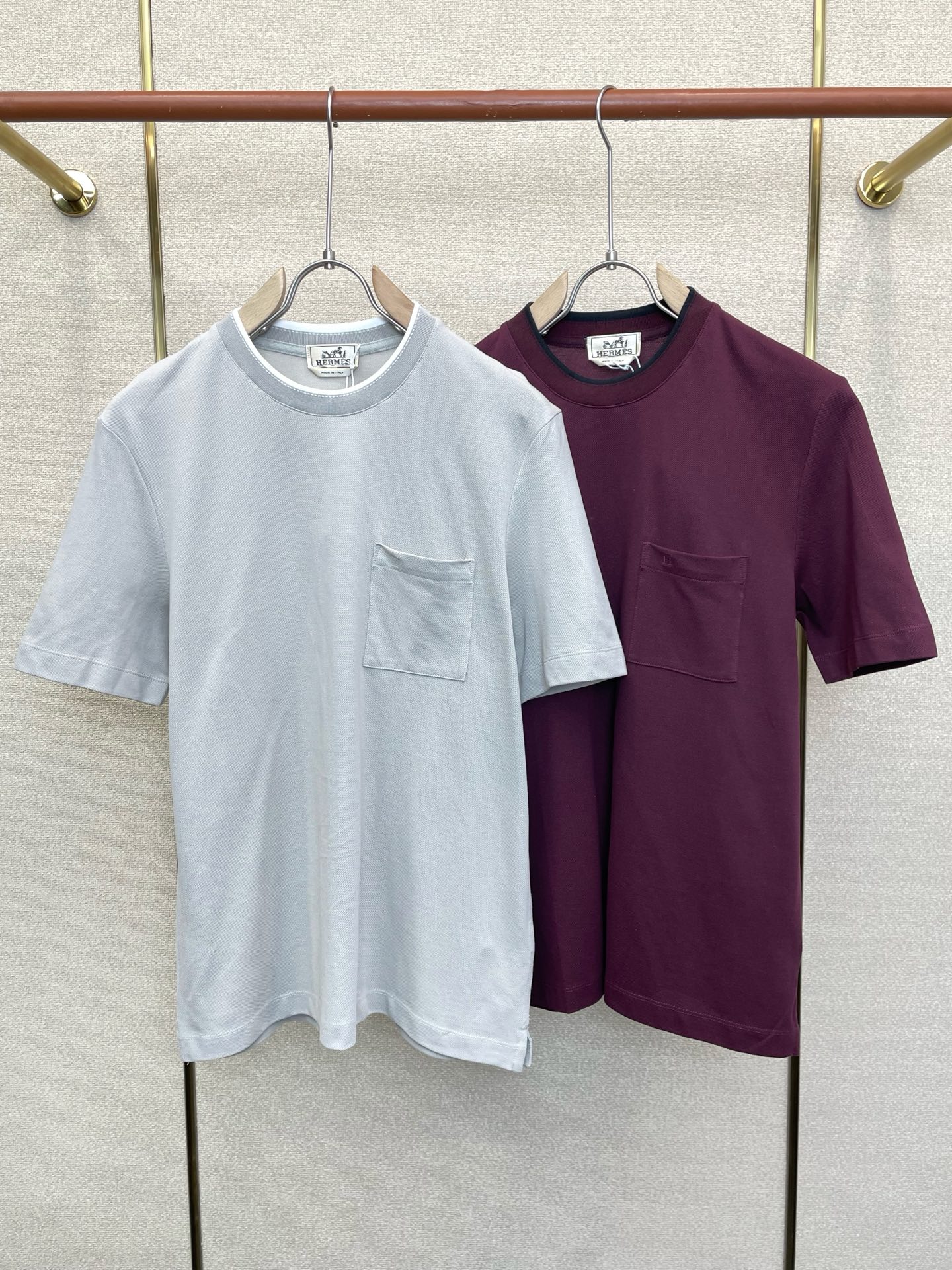 NO:915830,.Hermès is a must-have new model. Original men's casual short sleeves. High-end customization. High-end version. Fashionable and versatile imported fabrics. Super soft and delicate feel. Skin-friendly and comfortable to wear. High-end boutique. The upper body is exquisitely made by the factory. A must-have item for men. Three complete standards. Size S-XL, hermes, hermes, T-shirt,19860909.Hermès爱马仕砸锅卖铁都要上的新款新款原单男士休闲短袖 高端定制 高端版本 时尚百搭爆款进口面料 手感超柔软细腻 穿着亲肤舒适 高端精品 代工厂精细做上身非常赞 男士必备单品 三标齐全 码数S-XL,,hermes,hermes,T-shirt,,Men's clothing
