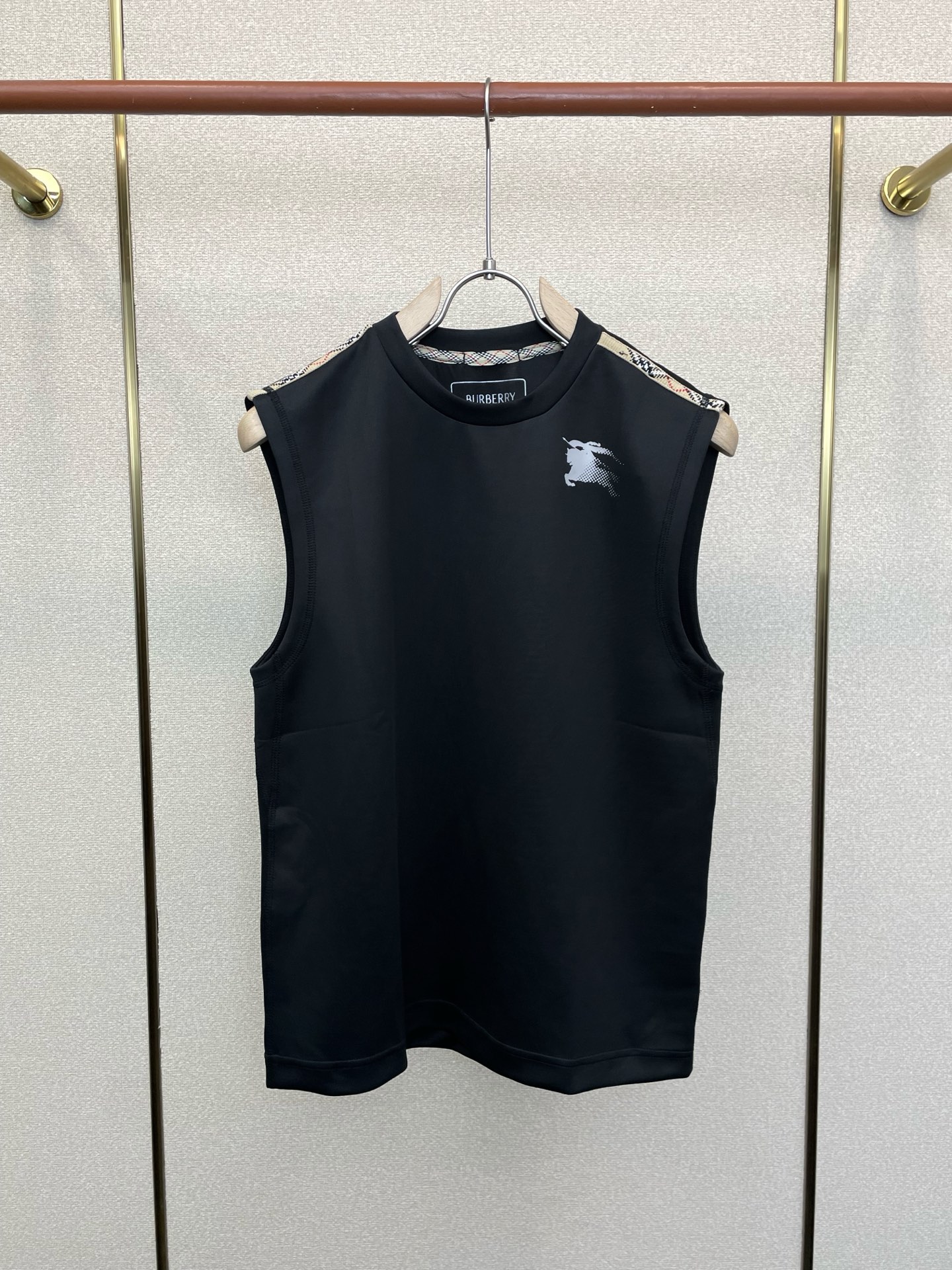 NO:915832,.Burberry's new and popular men's casual vest is a high-end customization. High-end version. Fashionable and versatile imported fabrics. Super soft and delicate feel. Skin-friendly and comfortable to wear. High-end boutique. The upper body made by the factory is very good. A must-have item for men. Three complete standards. Size S-XL,, burberry, burberry,19860909.Burberry巴宝莉砸锅卖铁都要上的新款新款原单男士休闲背心高端定制 高端版本 时尚百搭爆款进口面料 手感超柔软细腻 穿着亲肤舒适 高端精品 代工厂精细做上身非常赞 男士必备单品 三标齐全 码数S-XL,,burberry,burberry,,Men's clothing