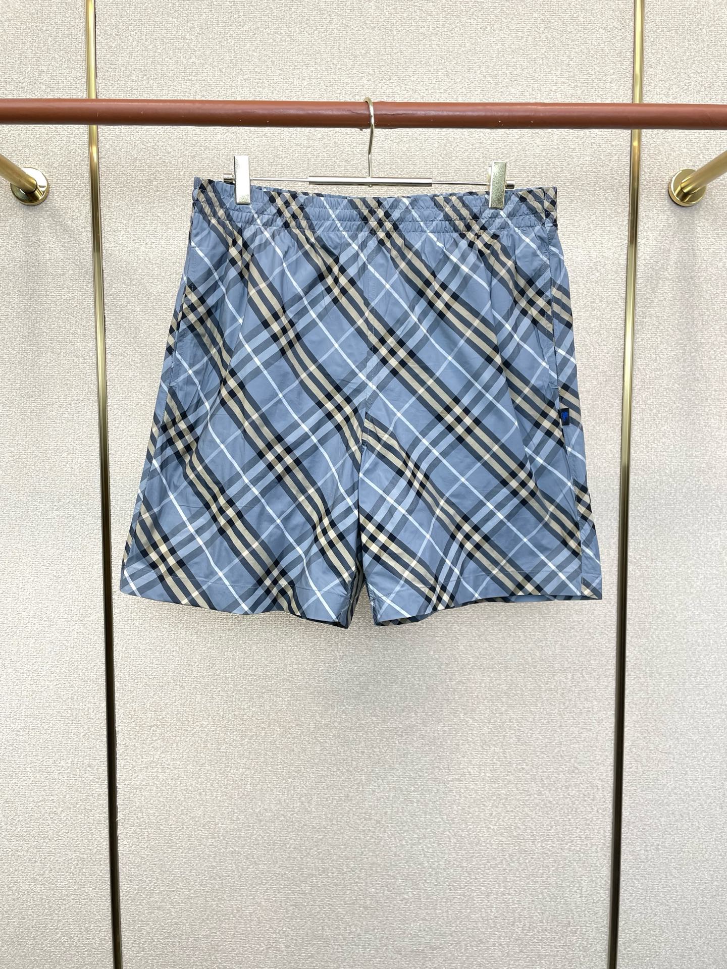 NO:915804,.Burberry's new and popular men's casual shorts are high-end customization. High-end version. Fashionable and versatile imported fabrics. Super soft and delicate feel. Skin-friendly and comfortable to wear. High-end boutique. The upper body is finely made by the factory. It is a must-have item for men. Three standards are complete. Sizes S-XL,,burberry,burberry,shorts,19860909.Burberry巴宝莉砸锅卖铁都要上的新款新款原单男士休闲短裤高端定制 高端版本 时尚百搭爆款进口面料 手感超柔软细腻 穿着亲肤舒适 高端精品 代工厂精细做上身非常赞 男士必备单品 三标齐全 码数S-XL,,burberry,burberry,shorts,,Men's clothing