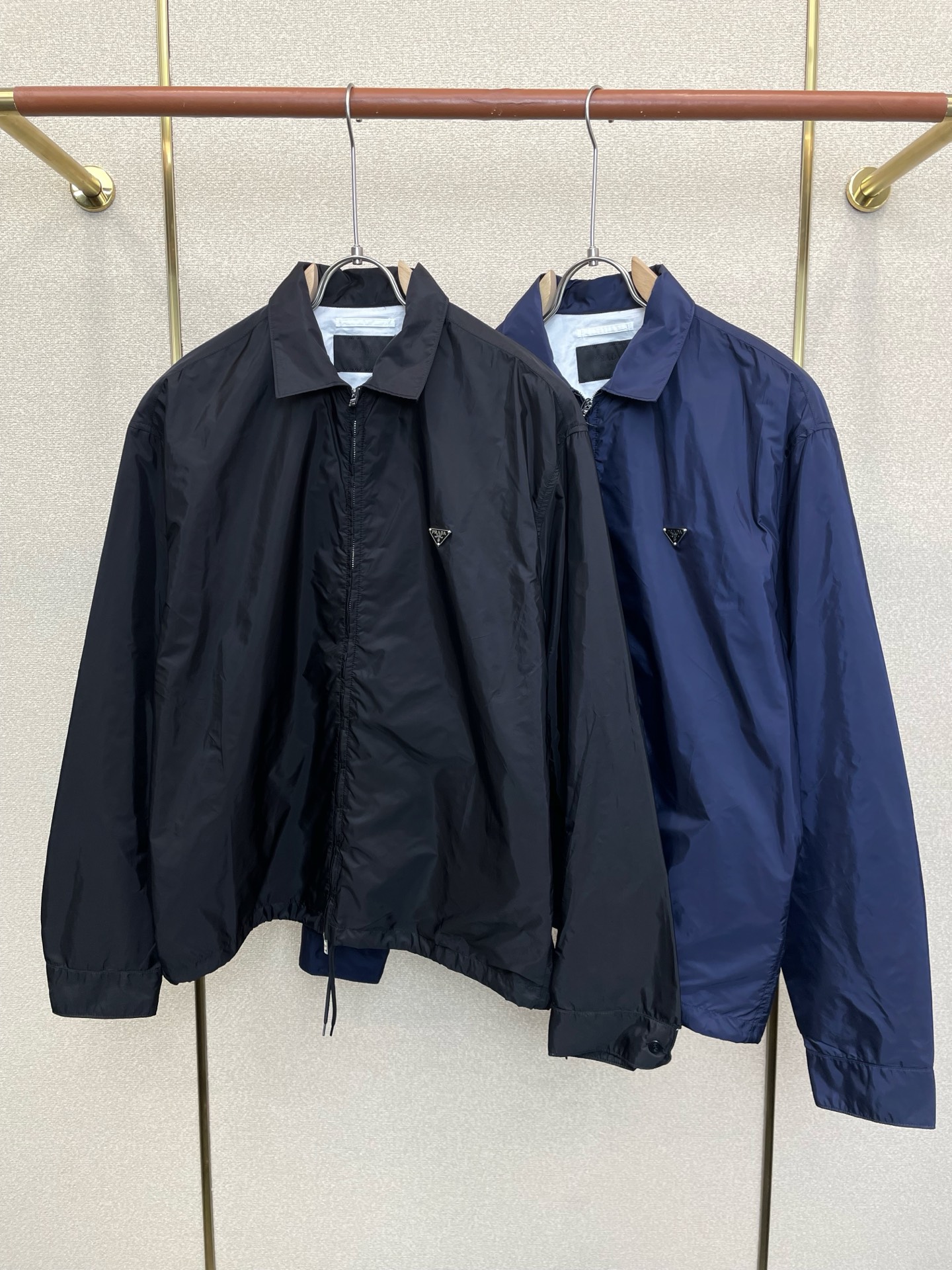 NO:915823,.Prada's new and popular men's casual jacket, high-end customization, high-end version, fashionable and versatile, imported fabrics, super soft and delicate to the touch, skin-friendly and comfortable to wear, high-end boutique, exquisite upper body made by the factory, very good, men's must-have item, complete with three standards, size S-XL,, prada, prada, jackets & coats,19860909.Prada普拉达砸锅卖铁都要上的新款新款原单男士休闲夹克 高端定制 高端版本 时尚百搭爆款进口面料 手感超柔软细腻 穿着亲肤舒适 高端精品 代工厂精细做上身非常赞 男士必备单品 三标齐全 码数S-XL,,prada,prada,jackets & coats,,Men's clothing