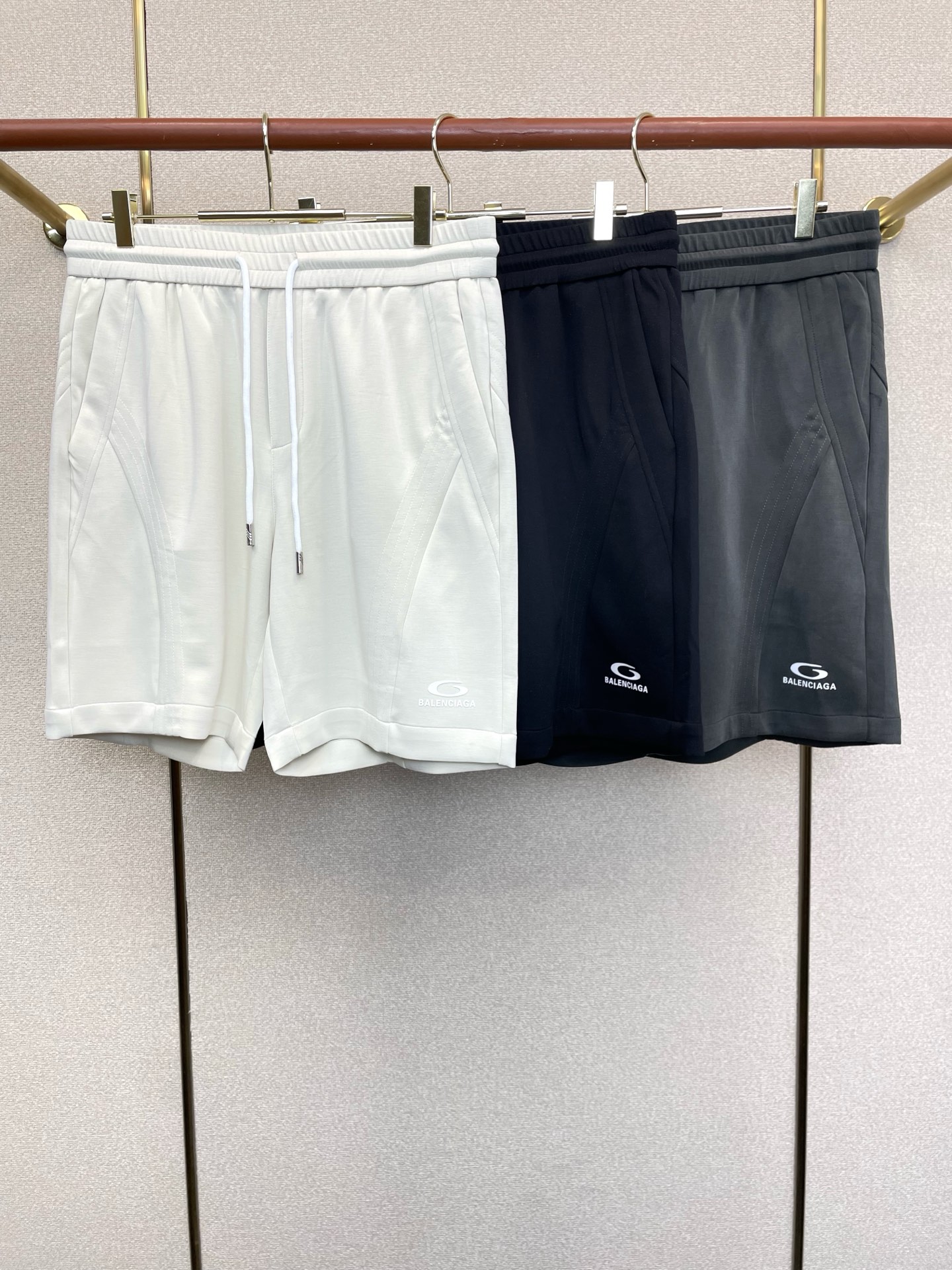NO:915801,.Balenciaga’s new casual shorts are a high-end version that everyone wants to sell!  Custom-made fabrics at the counter are highly breathable and comfortable, with impeccable details and brand element design concepts, reflecting high quality. It feels delicate and soft!  It presents a casual cut and the upper body shape is awesome!  Size M-3XL,,balenciaga,balenciaga,shorts,19860909.Balenciaga巴黎世家砸锅卖铁都要上的新款新款休闲短裤 高端版本！专柜定制面料 透气舒适度高,细节无可挑剔,品牌元素设计理念,体现高品质.手感细腻柔软！呈现休闲裁剪,上身版型超赞！码数M-3XL,,balenciaga,balenciaga,shorts,,Men's clothing