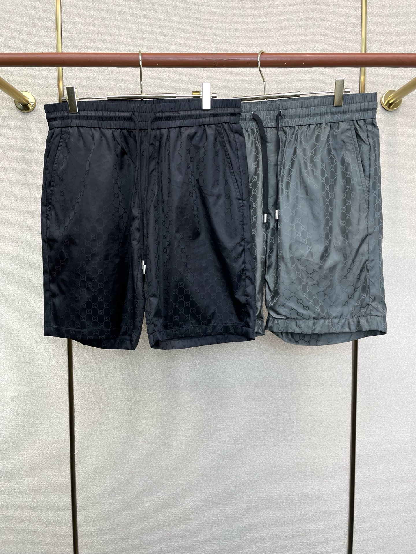 NO:915807,.Gucci’s new casual shorts are a high-end version that everyone wants to sell!  Custom-made fabrics at the counter are highly breathable and comfortable, with impeccable details and brand element design concepts, reflecting high quality. It feels delicate and soft!  It presents a casual cut and the upper body shape is awesome!  Size M-3XL,,gucci,gucci,shorts,19860909.Gucci古驰砸锅卖铁都要上的新款新款休闲短裤 高端版本！专柜定制面料 透气舒适度高,细节无可挑剔,品牌元素设计理念,体现高品质.手感细腻柔软！呈现休闲裁剪,上身版型超赞！码数M-3XL,,gucci,gucci,shorts,,Men's clothing