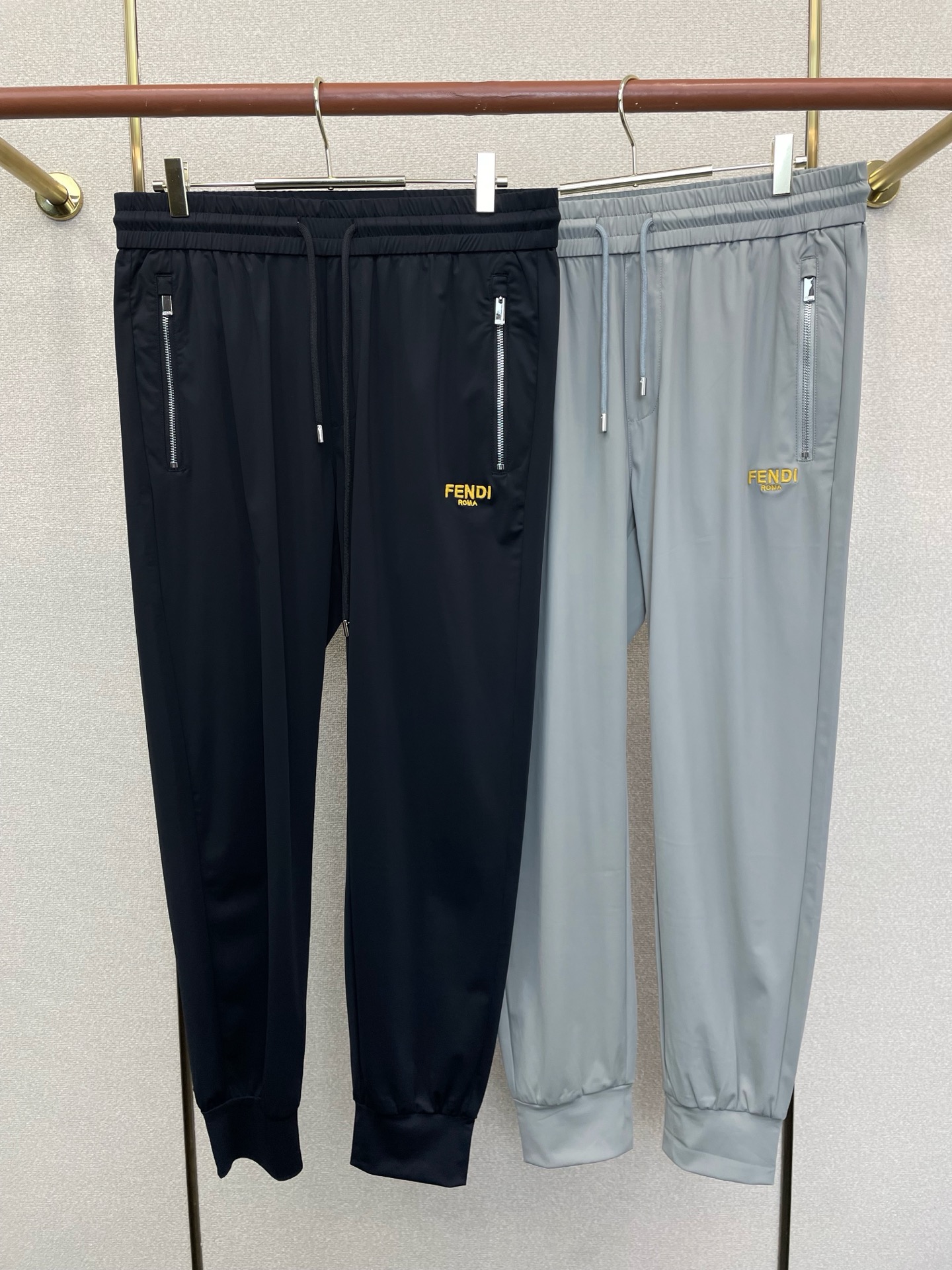 NO:915795,.FENDI Fendi’s new style of casual pants is a high-end version!  Custom-made fabrics at the counter are highly breathable and comfortable, with impeccable details and brand element design concepts, reflecting high quality. It feels delicate and soft!  It presents a casual cut and the upper body shape is awesome!  Size M-3XL,,fendi,fendi,19860909.FENDI芬迪砸锅卖铁都要上的新款新款休闲裤 高端版本！专柜定制面料 透气舒适度高,细节无可挑剔,品牌元素设计理念,体现高品质.手感细腻柔软！呈现休闲裁剪,上身版型超赞！码数M-3XL,,fendi,fendi,,Men's clothing