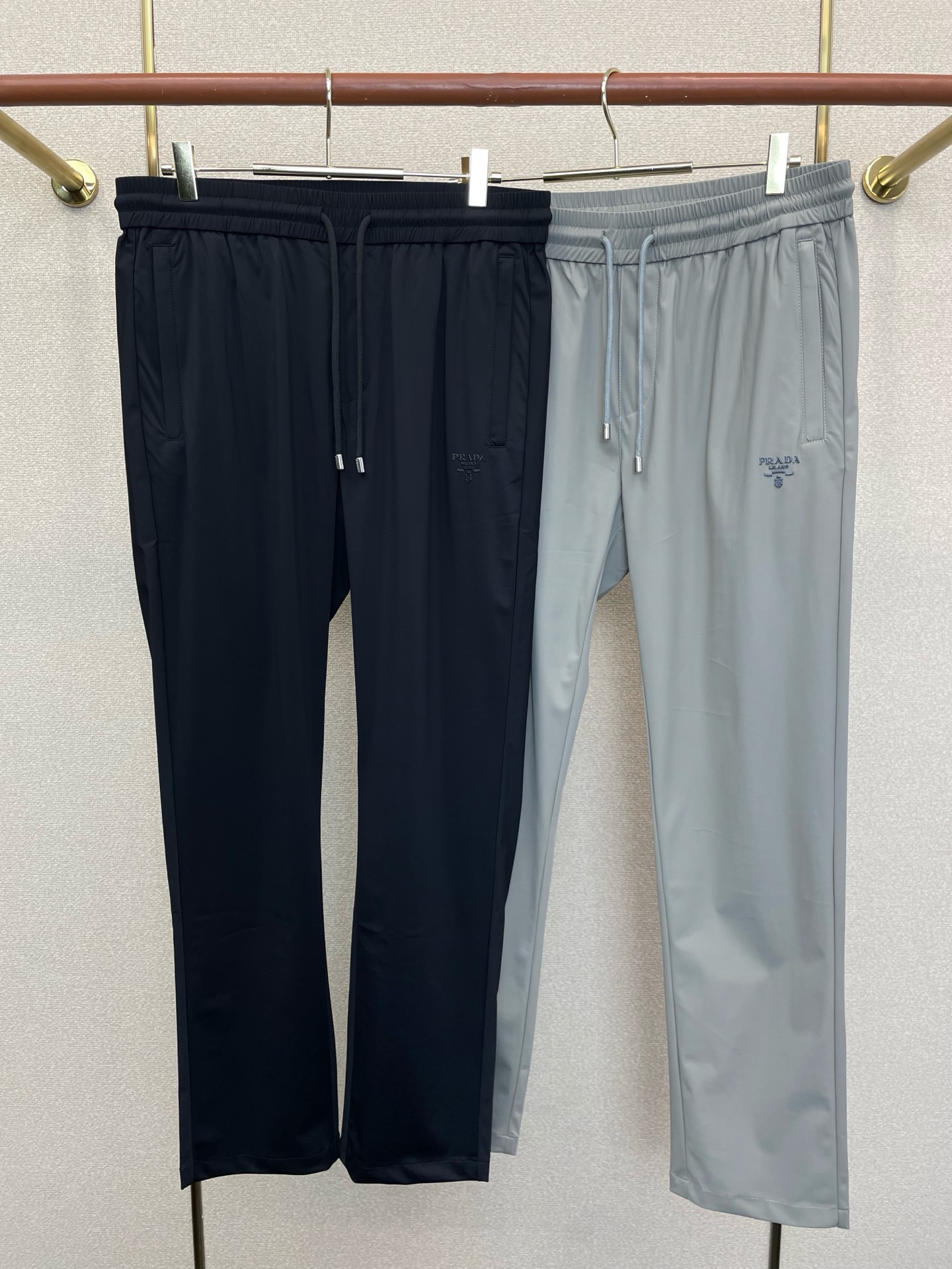 NO:915792,.Prada’s new style of casual pants, high-end version!  Custom-made fabrics at the counter are highly breathable and comfortable, with impeccable details and brand element design concepts, reflecting high quality. It feels delicate and soft!  It presents a casual cut and the upper body shape is awesome!  Size M-4XL,,prada,prada,19860909.Prada普拉达砸锅卖铁都要上的新款新款休闲裤 高端版本！专柜定制面料 透气舒适度高,细节无可挑剔,品牌元素设计理念,体现高品质.手感细腻柔软！呈现休闲裁剪,上身版型超赞！码数M-4XL,,prada,prada,,Men's clothing