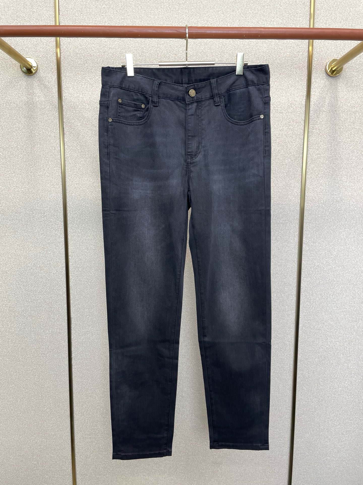 NO:915812,.Prada’s new high-end version of casual jeans is a must-have for everyone!  Custom-made fabrics at the counter are highly breathable and comfortable, with impeccable details and brand element design concepts, reflecting high quality. It feels delicate and soft!  It presents a casual cut and the upper body shape is awesome!  Code number 29-40,,prada,prada,jeans,19860909.Prada普拉达砸锅卖铁都要上的新款新款休闲牛仔裤高端版本！专柜定制面料 透气舒适度高,细节无可挑剔,品牌元素设计理念,体现高品质.手感细腻柔软！呈现休闲裁剪,上身版型超赞！码数29-40,,prada,prada,jeans,,Men's clothing