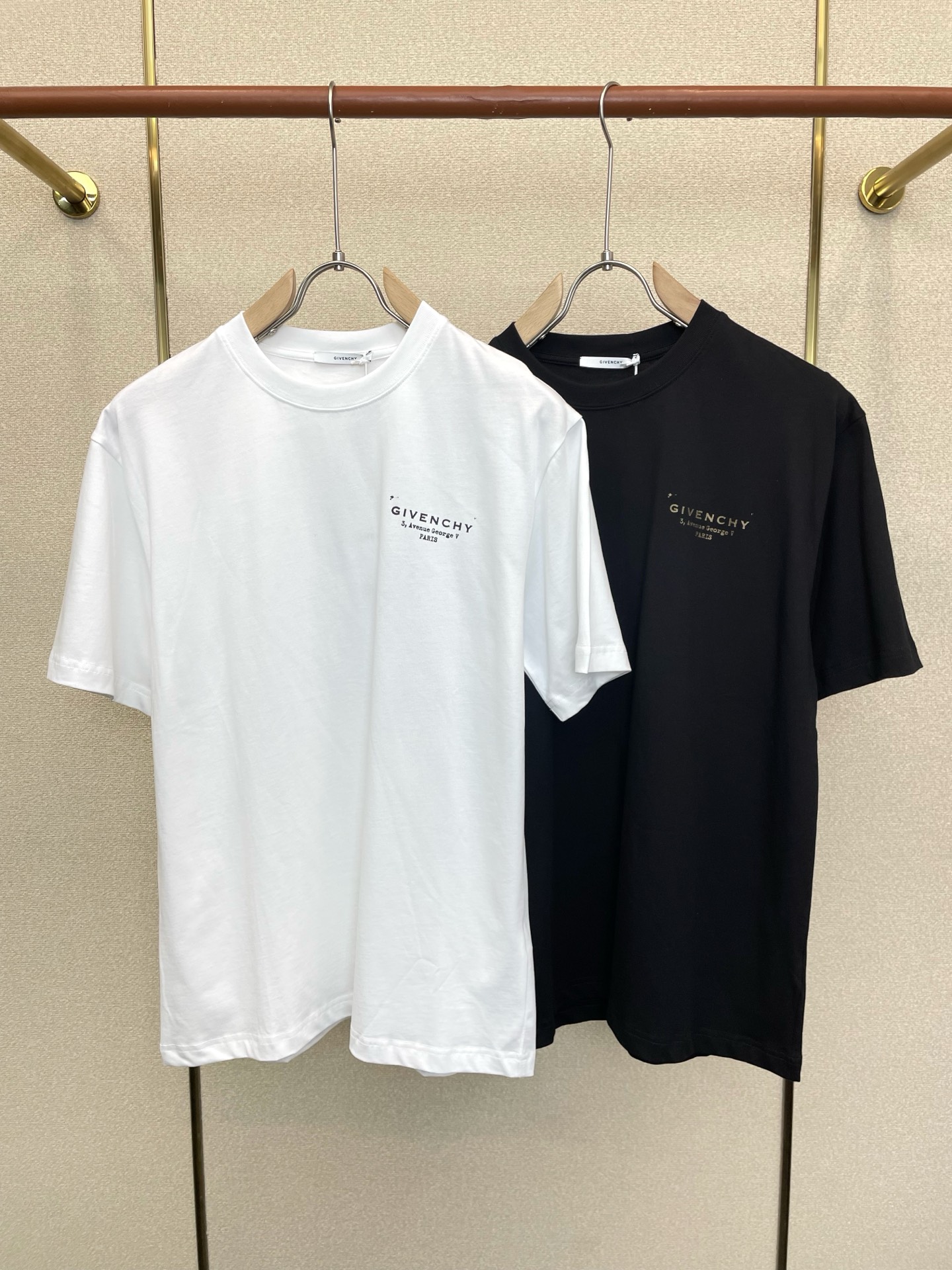 NO:915818,.GIVENCHY, the new original men's casual short-sleeve that is sold by Givenchy, high-end customization, high version, fashionable and versatile, popular imported fabrics, super soft and delicate to the touch, skin-friendly and comfortable to wear, high-end boutique, the upper body is exquisitely made by the factory, a must-have item for men, complete with three standards, size S-2XL,,givenchy,givenchy,T-shirt,19860909.GIVENCHY纪梵希砸锅卖铁都要上的新款新款原单男士休闲短袖 高端定制 高版本 时尚百搭爆款进口面料 手感超柔软细腻 穿着亲肤舒适 高端精品 代工厂精细做上身非常赞 男士必备单品 三标齐全 码数S-2XL,,givenchy,givenchy,T-shirt,,Men's clothing