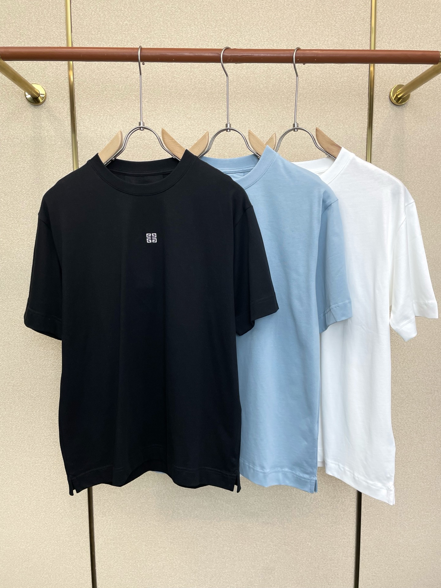 NO:915822,.GIVENCHY, the new original men's casual short-sleeve that is sold by Givenchy, high-end customization, high version, fashionable and versatile, popular imported fabrics, super soft and delicate to the touch, skin-friendly and comfortable to wear, high-end boutique, the upper body is exquisitely made by the factory, a must-have item for men, complete with three standards, size S-2XL,,givenchy,givenchy,T-shirt,19860909.GIVENCHY纪梵希砸锅卖铁都要上的新款新款原单男士休闲短袖 高端定制 高版本 时尚百搭爆款进口面料 手感超柔软细腻 穿着亲肤舒适 高端精品 代工厂精细做上身非常赞 男士必备单品 三标齐全 码数S-2XL,,givenchy,givenchy,T-shirt,,Men's clothing