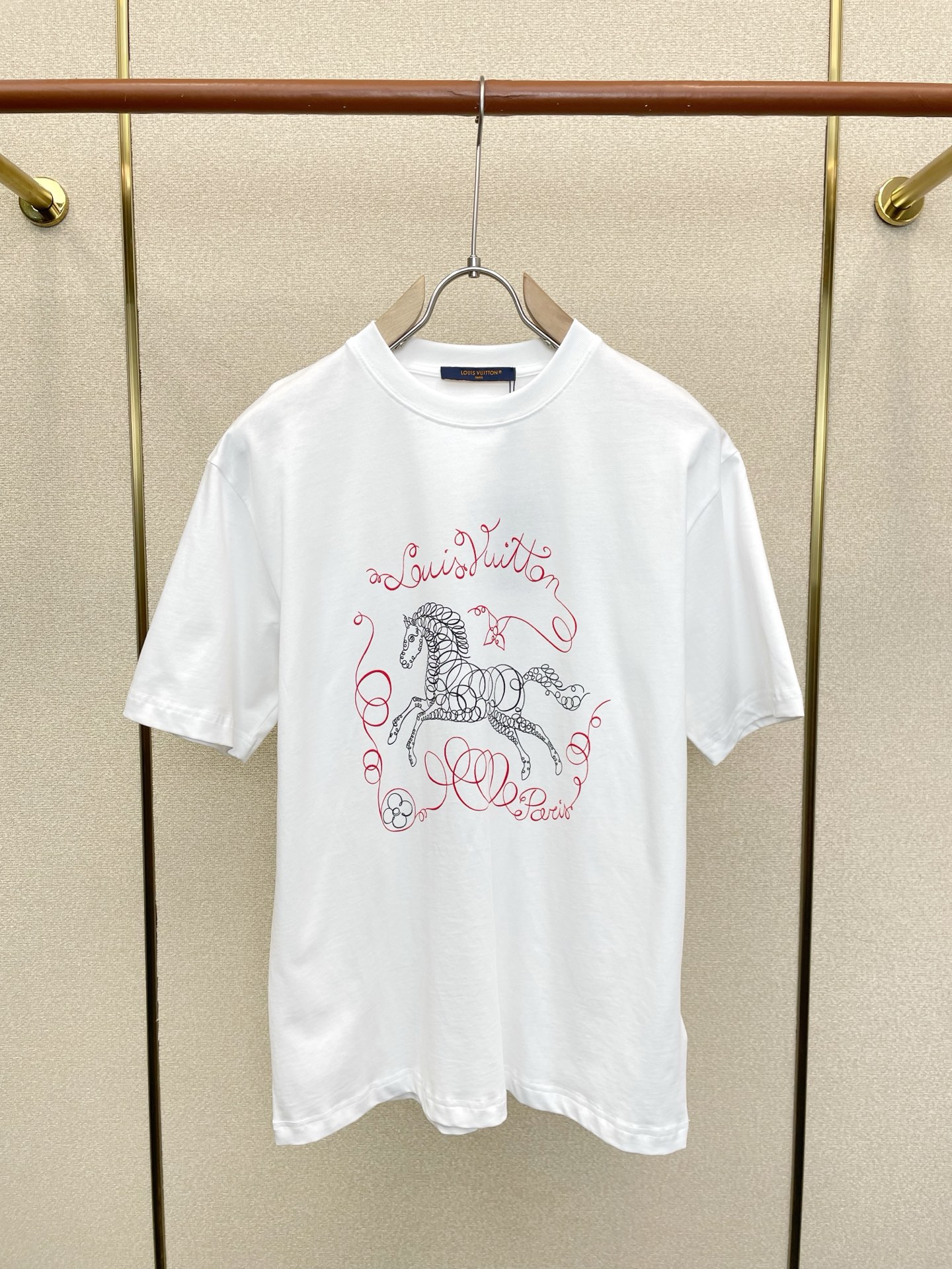 NO:915826,.Louis Vuitton's new and popular men's casual short-sleeved original singles. High-end customization. High version. Fashionable and versatile imported fabrics. Super soft and delicate feel. Skin-friendly and comfortable to wear. High-end boutique. The upper body is exquisitely made by the factory. Men's must-have items. Three complete standards. Size S-2XL, Louis Vuitton, Louis Vuitton, T-shirt,19860909.Louis Vuitton路易威登砸锅卖铁都要上的新款新款原单男士休闲短袖 高端定制 高版本 时尚百搭爆款进口面料 手感超柔软细腻 穿着亲肤舒适 高端精品 代工厂精细做上身非常赞 男士必备单品 三标齐全 码数S-2XL,,louis vuitton,louis vuitton,T-shirt,,Men's clothing